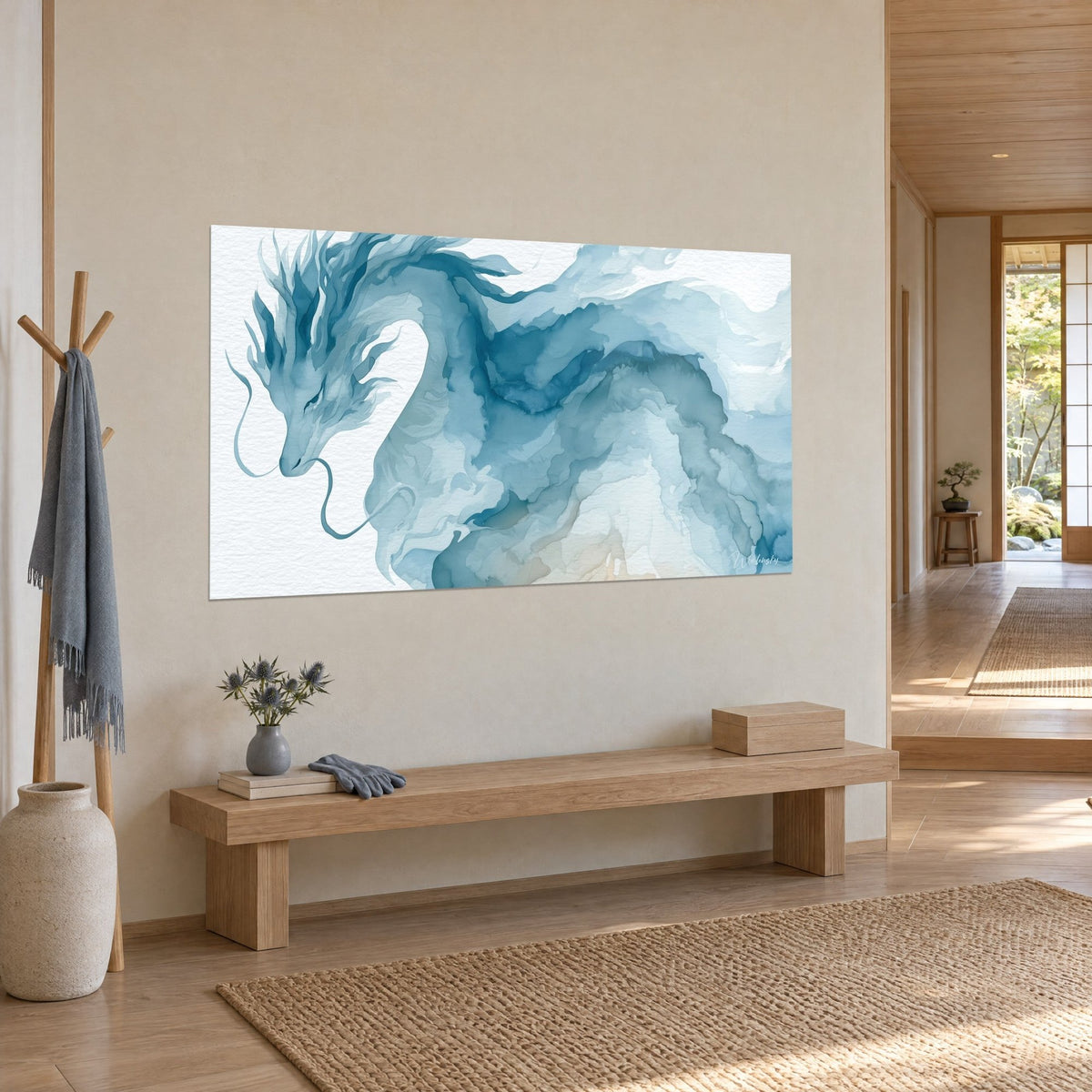 Tableau créature chinoise translucide aux nuances de turquoise et de blanc, accrochée près d'un banc en bois clair et d'un porte-manteau