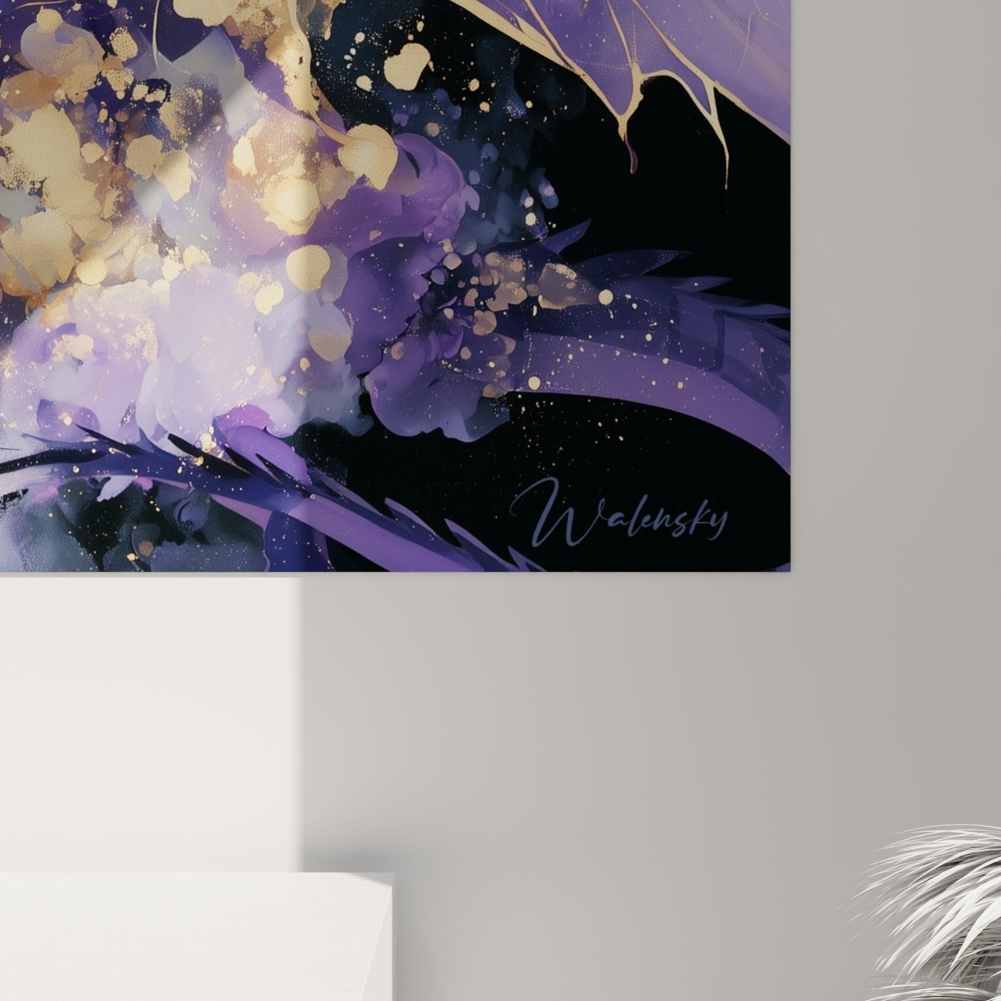 Détail des filaments dorés et des éclaboussures violettes sur les ailes du dragon, matière aquarelle visible
