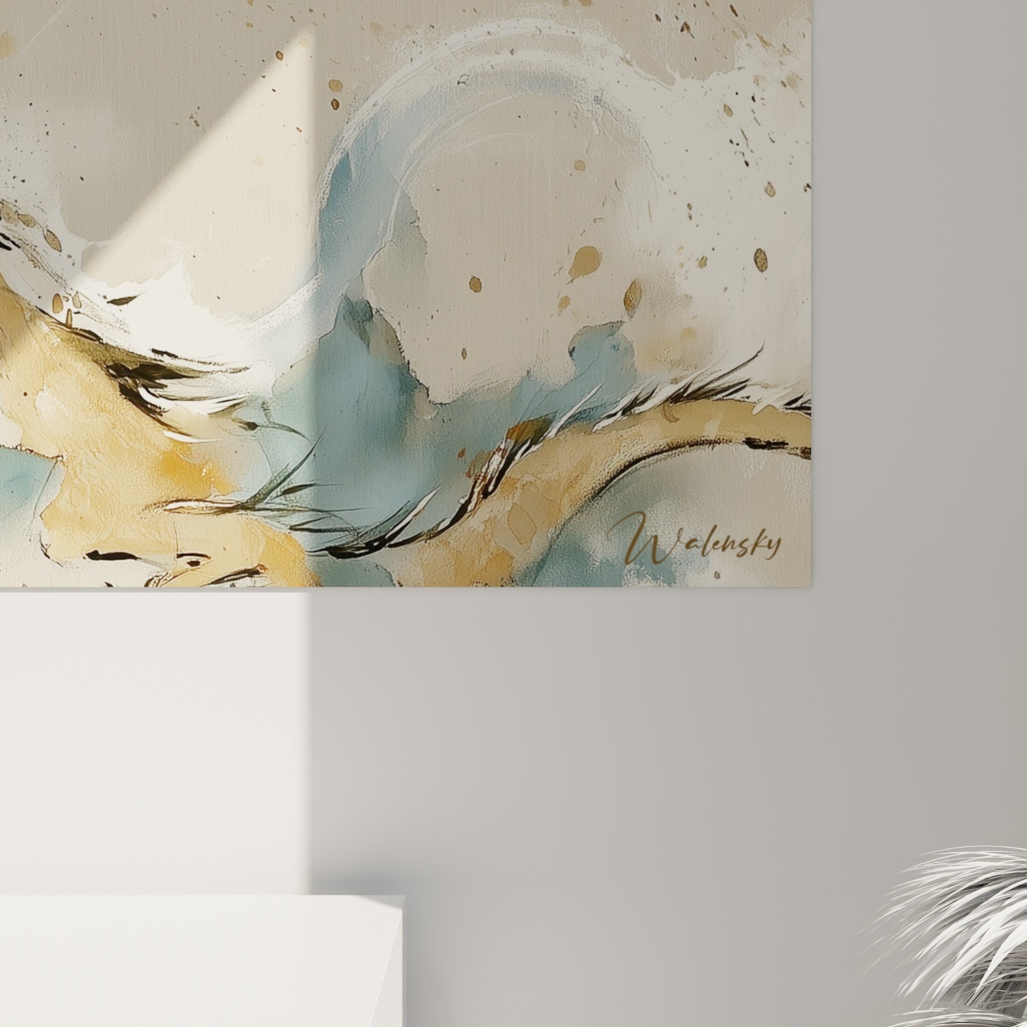 Écailles et coulures dorées se mêlant au bleu ocre, grain de peinture visible en gros plan