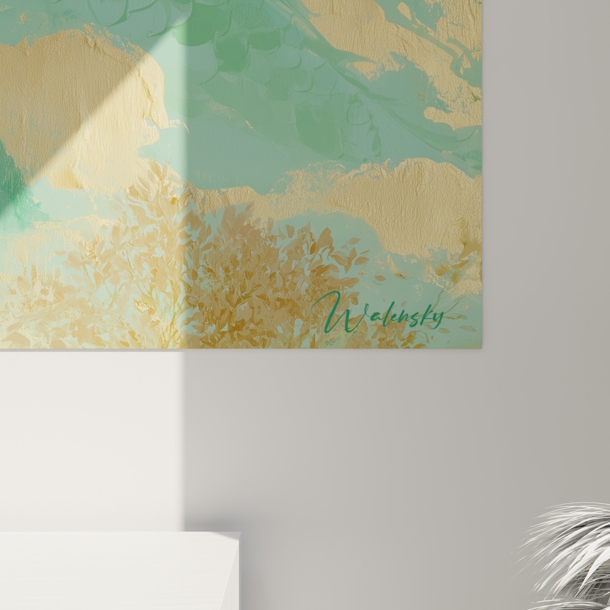 Empâtements dorés et coulures jade se mêlant en gros plan sur la toile du dragon