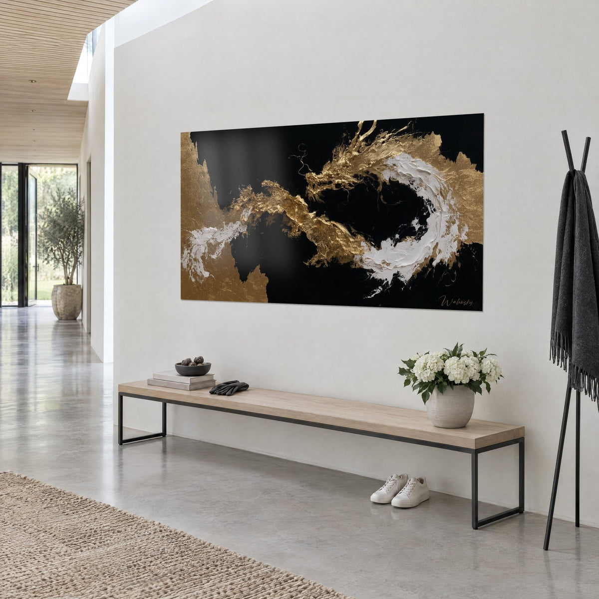 Quadro testa di drago in foglia d'oro su nero profondo, spirale di schiuma bianca spessa, parete chiara accanto a una panca di legno