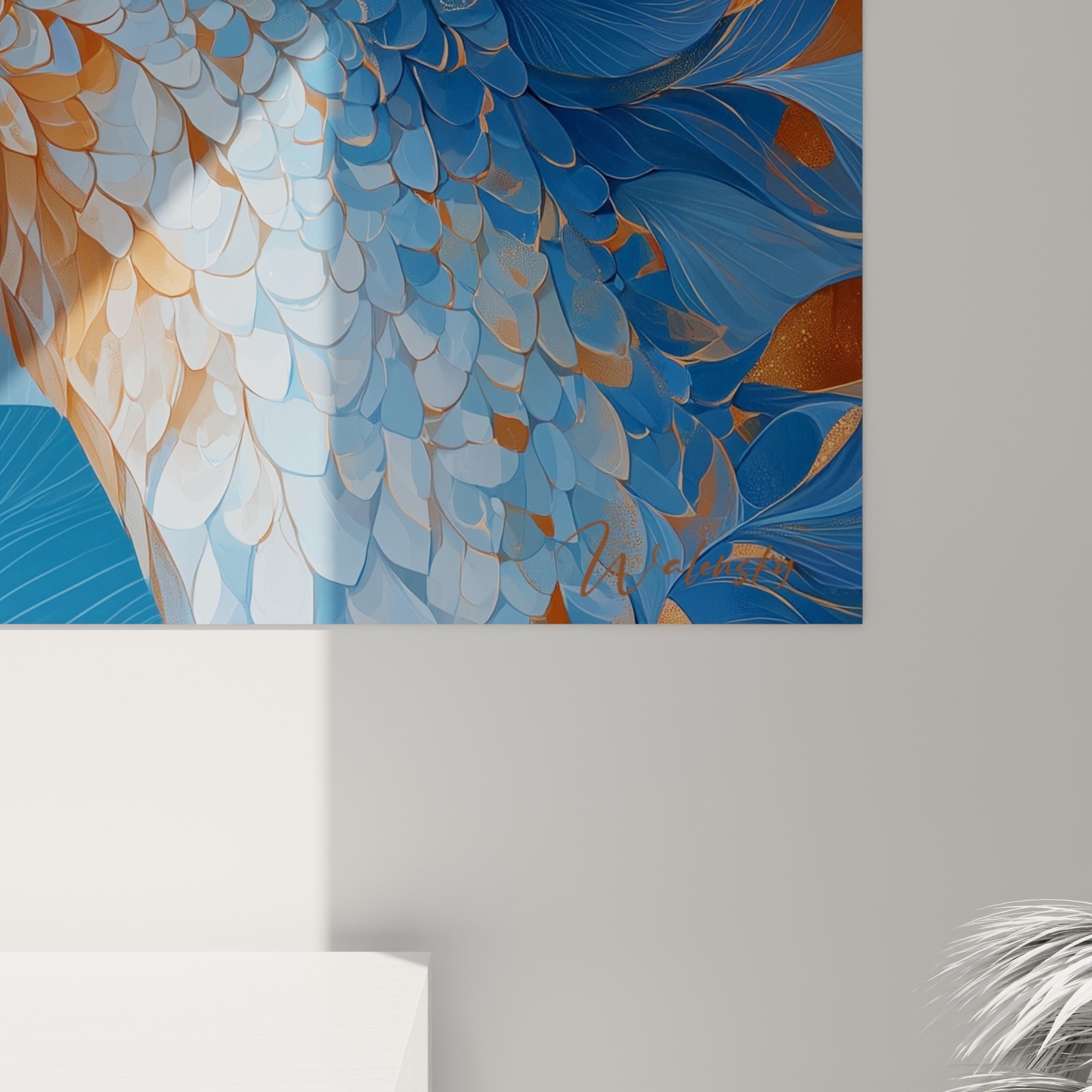 Écailles finement texturées en bleu marine et cuivre, grain visible et coulures chromatiques sur toile accrochée