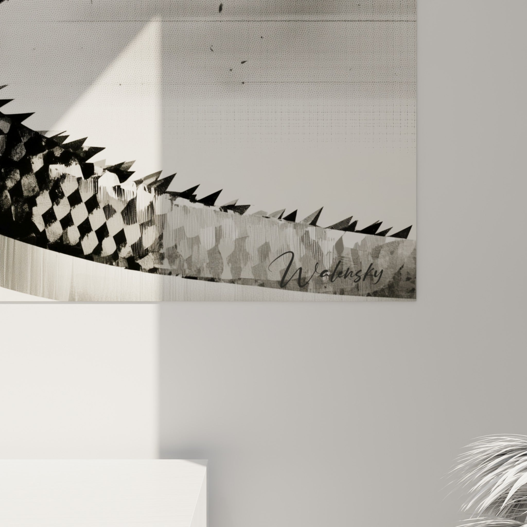 Écailles polygonales noires et blanches, coulures rouges et texture mate visibles en gros plan sur la toile