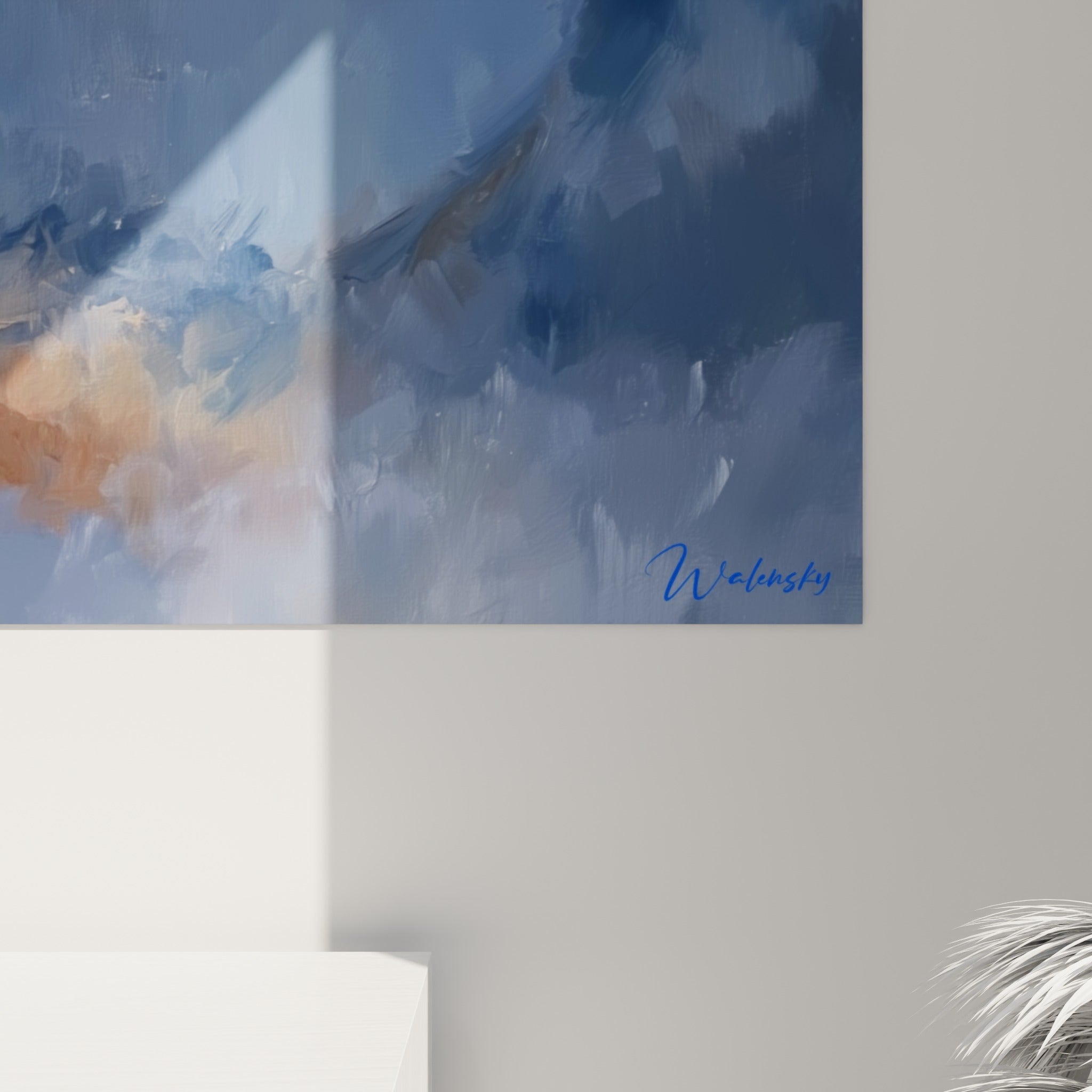 Empâtements orangés et coulures dorées se mêlant au bleu marine, matière épaisse et grain visible de la toile