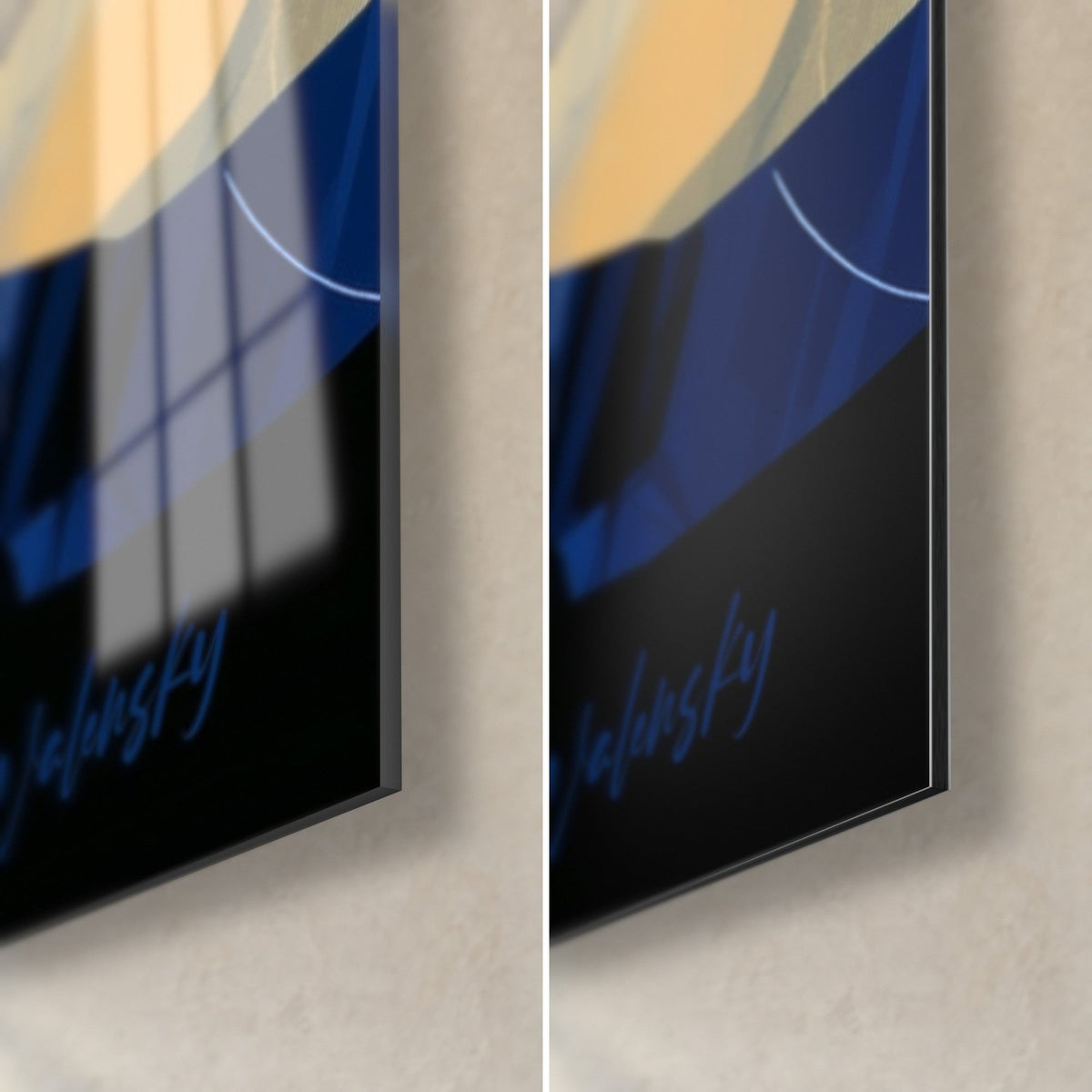 Quadro bestia mitica geometrica in blu e ocra, angolo in basso a destra, firma Walensky, vetro lucido con riflessi e Dibond opaco, spessore 3 mm