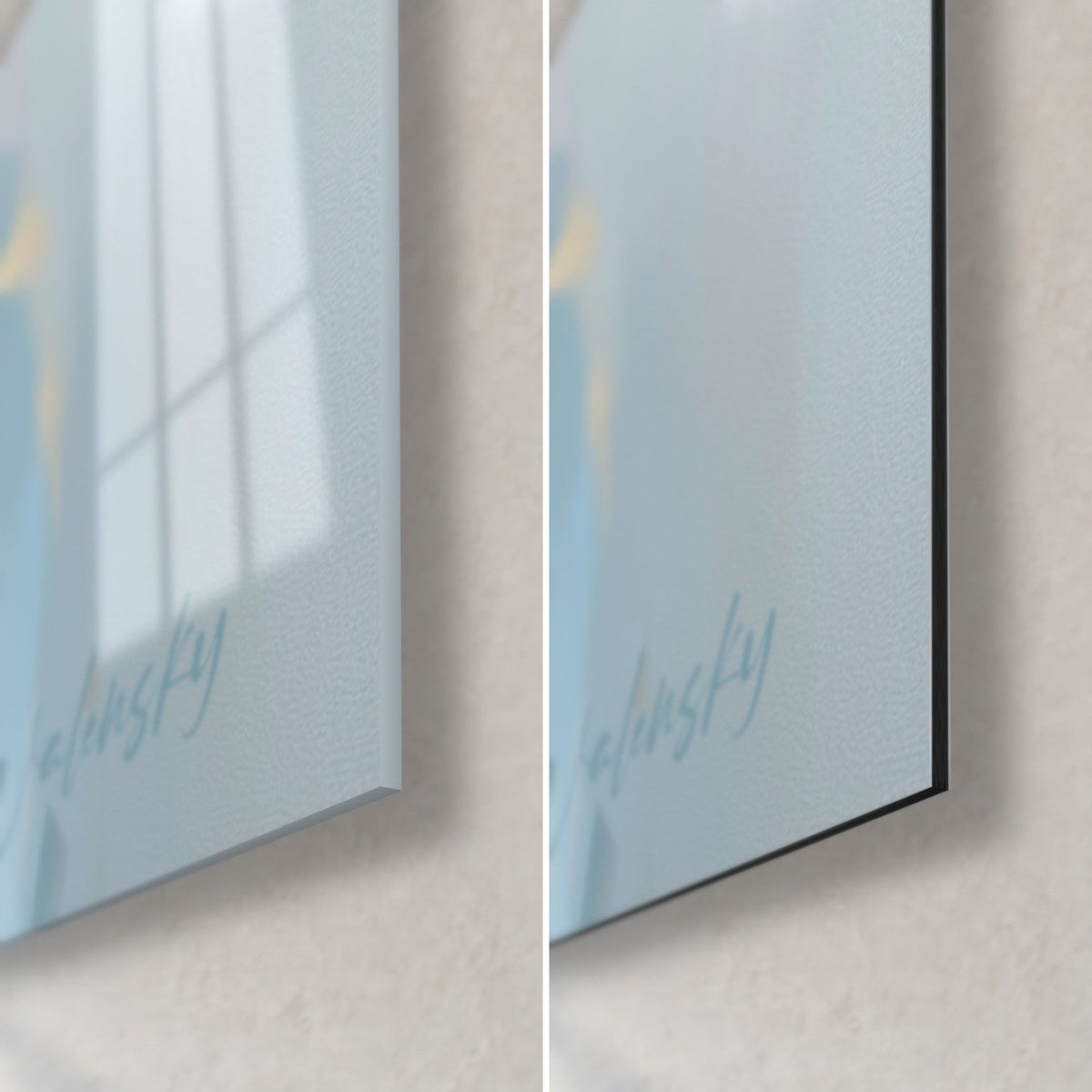 Tableau geisha au kimono doré et gris, coin bas droit : signature bleue sur verre brillant, alu Dibond noir mat, tranche 3 mm