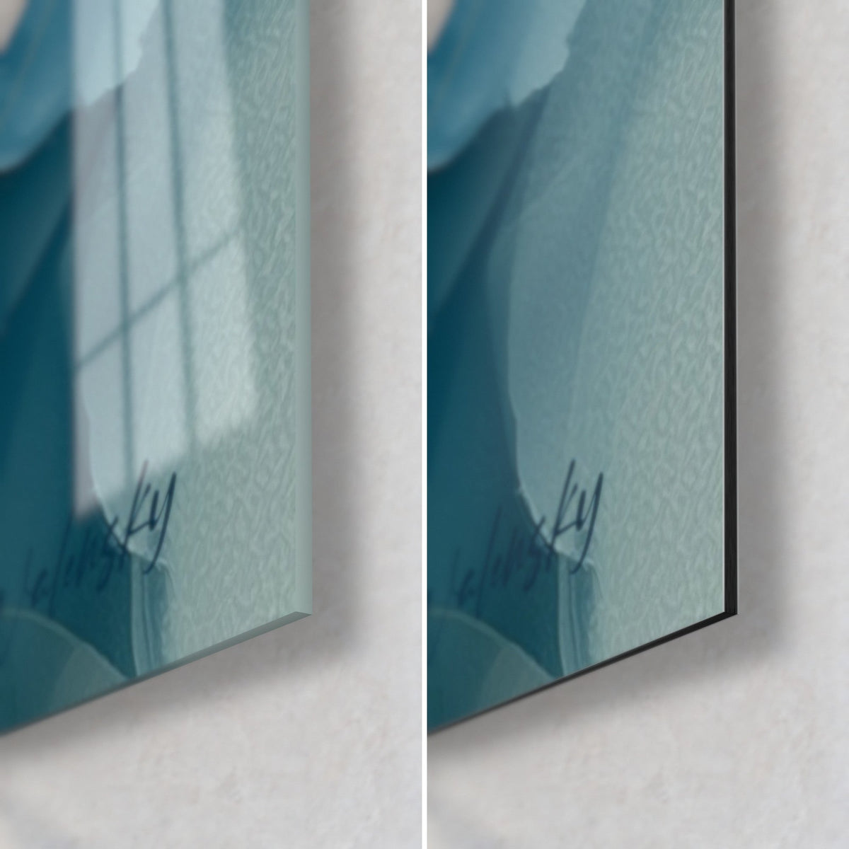 Tableau dragon bleu marine, coin bas droit : verre acrylique brillant aux reflets et alu Dibond mat, tranche de 3 mm visible