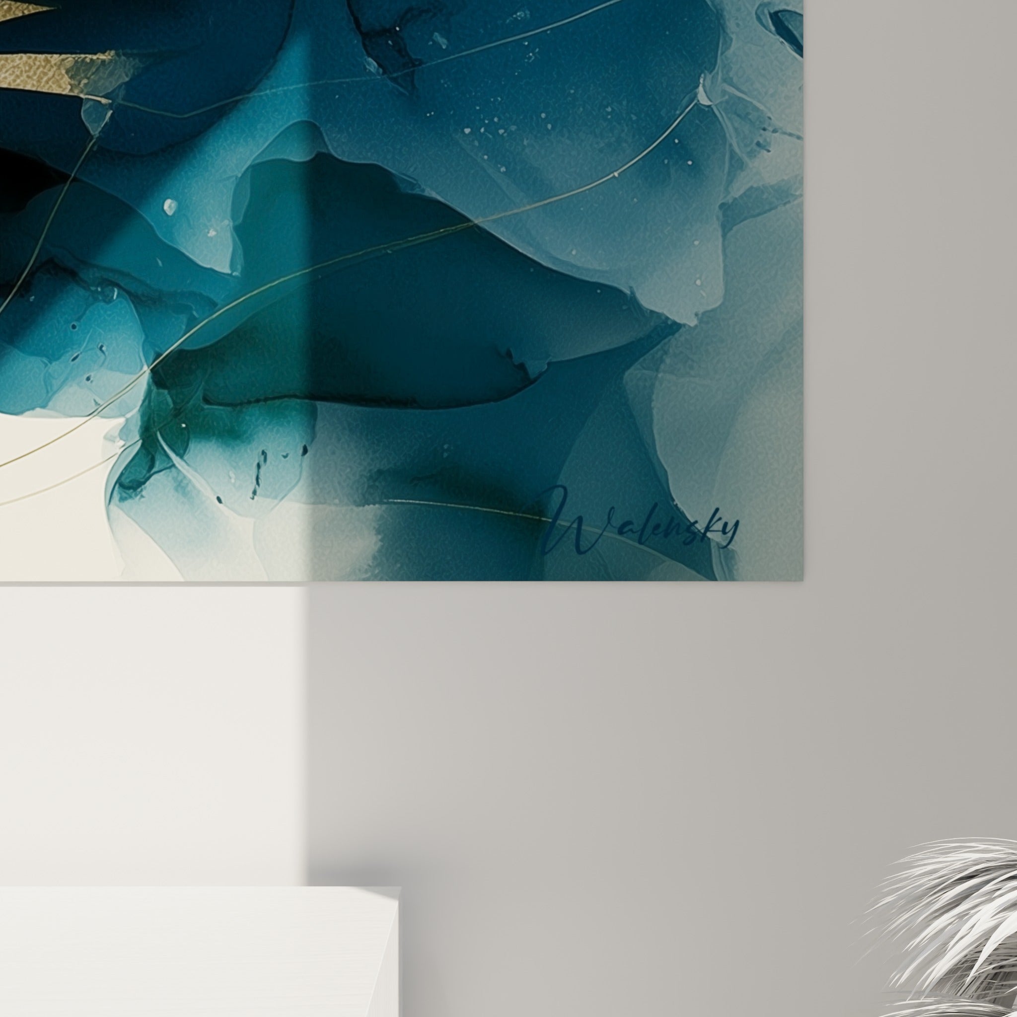 Détail des coulures bleu marine et des feuilles dorées à l'encre sur la toile du dragon