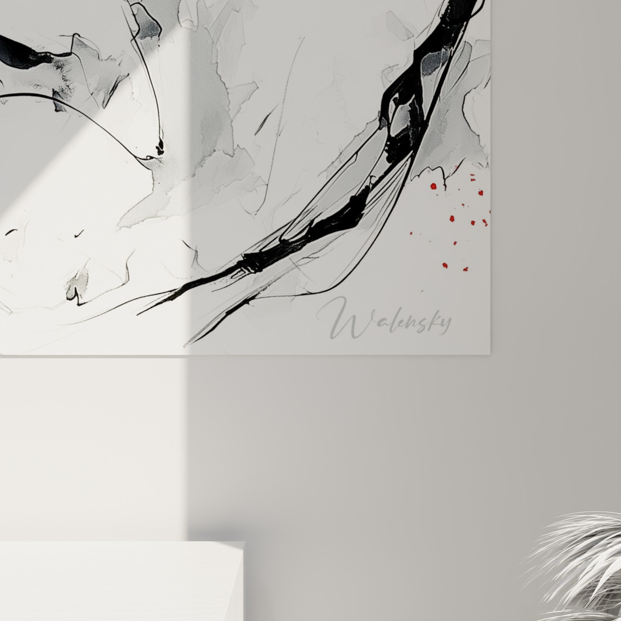 Empâtements gris et noirs de l'encre, gouttes rouge carmin visibles sur la texture du tableau accroché