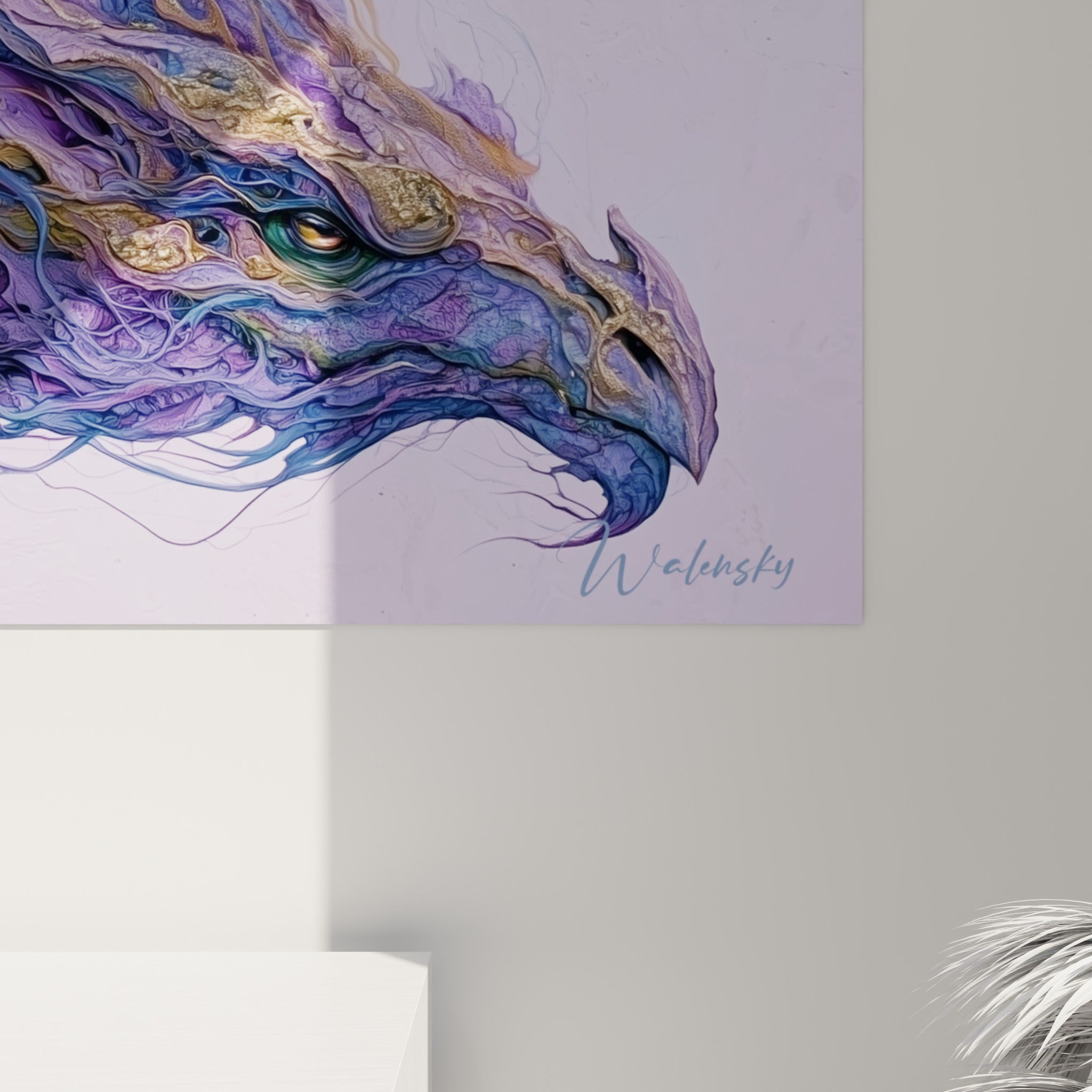 Empâtements dorés et coulures violettes sur le museau du dragon, grain granuleux visible de près