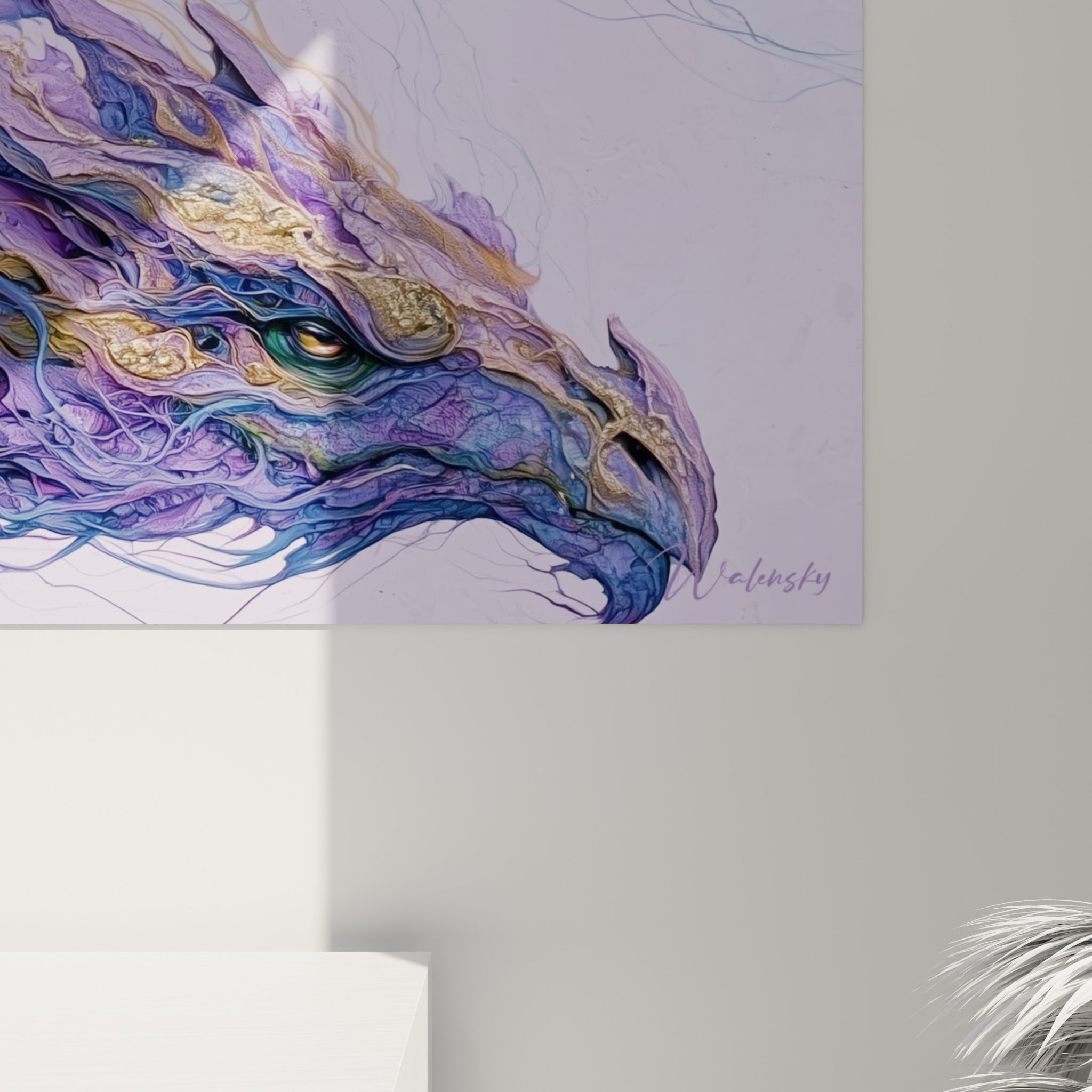 Détail des volutes dorées et violettes du dragon, empâtements marbrés et grain de la toile visibles de près