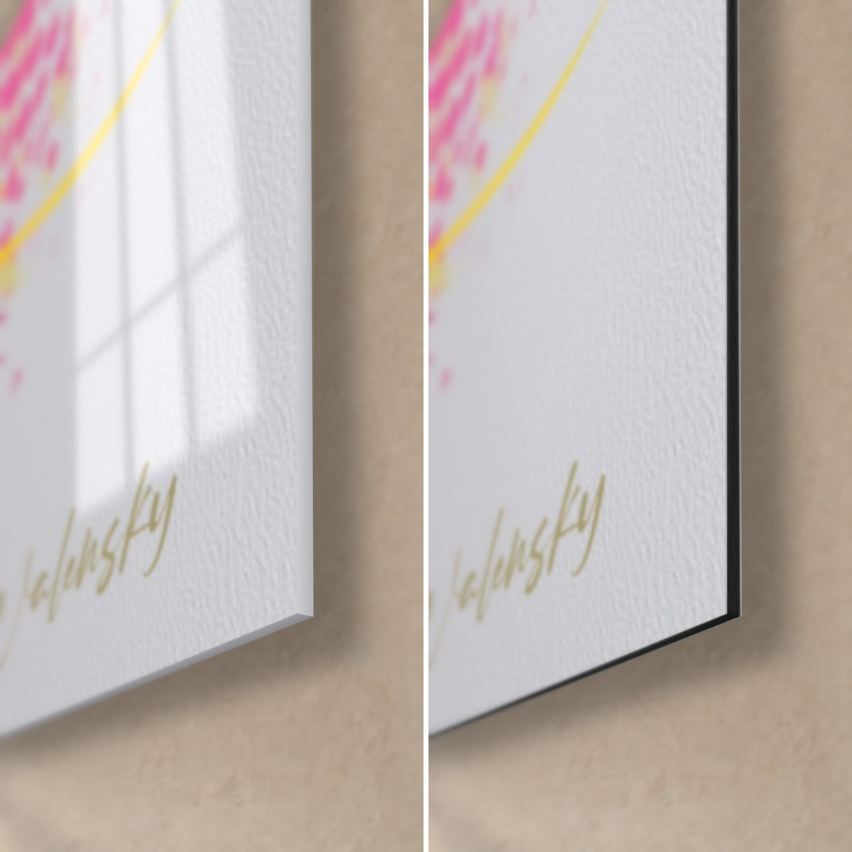 Cuadro criatura quimérica en amarillo y rosa, esquina inferior derecha con firma dorada, cristal acrílico brillante que refleja la ventana y Dibond blanco mate