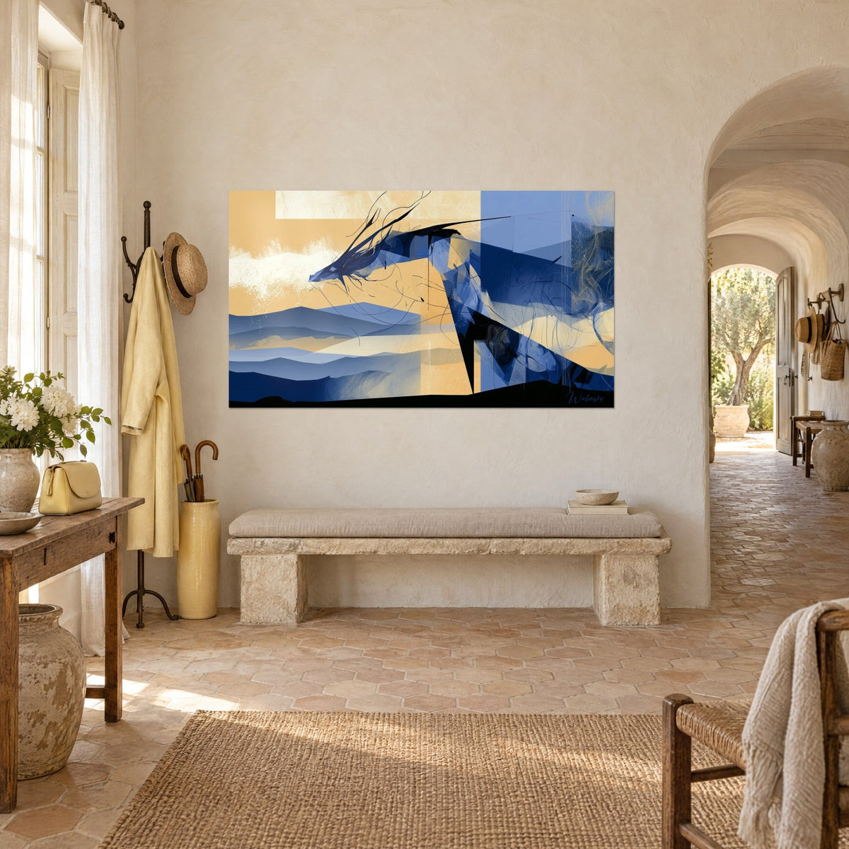 Quadro creatura dagli spigoli blu oltremare su fondo sabbia, sagoma di montagne nere, vista di tre quarti, masseria provenzale
