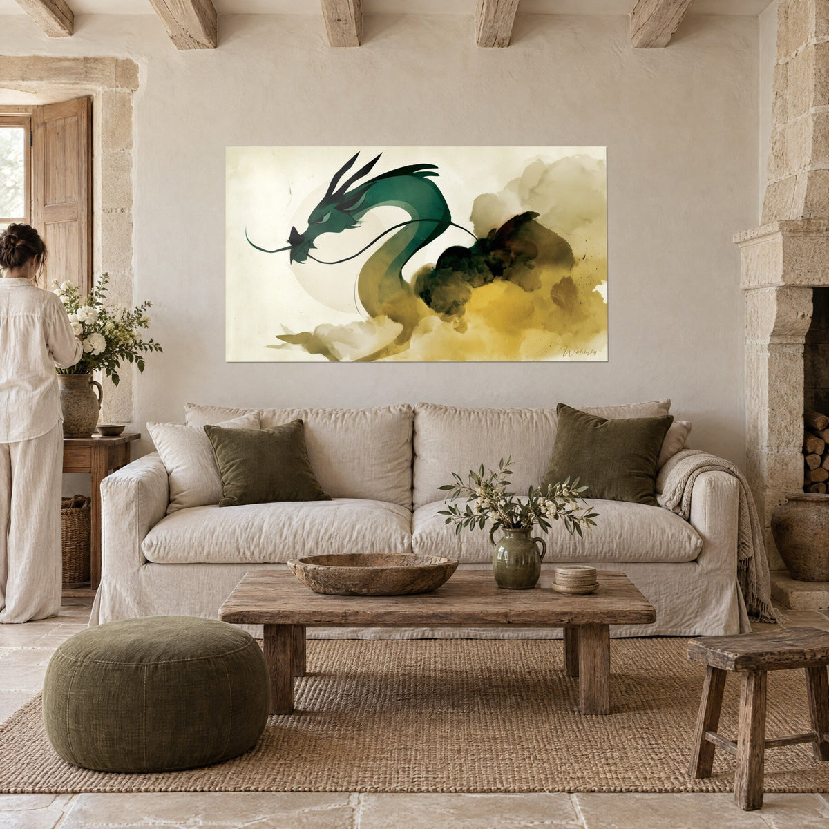 Gemälde Smaragdgrüner Drache, der aus einem ockerfarbenen Dunst aufsteigt, heller Kreis dahinter, über einem Sofa in einem lichtdurchfluteten Wohnzimmer
