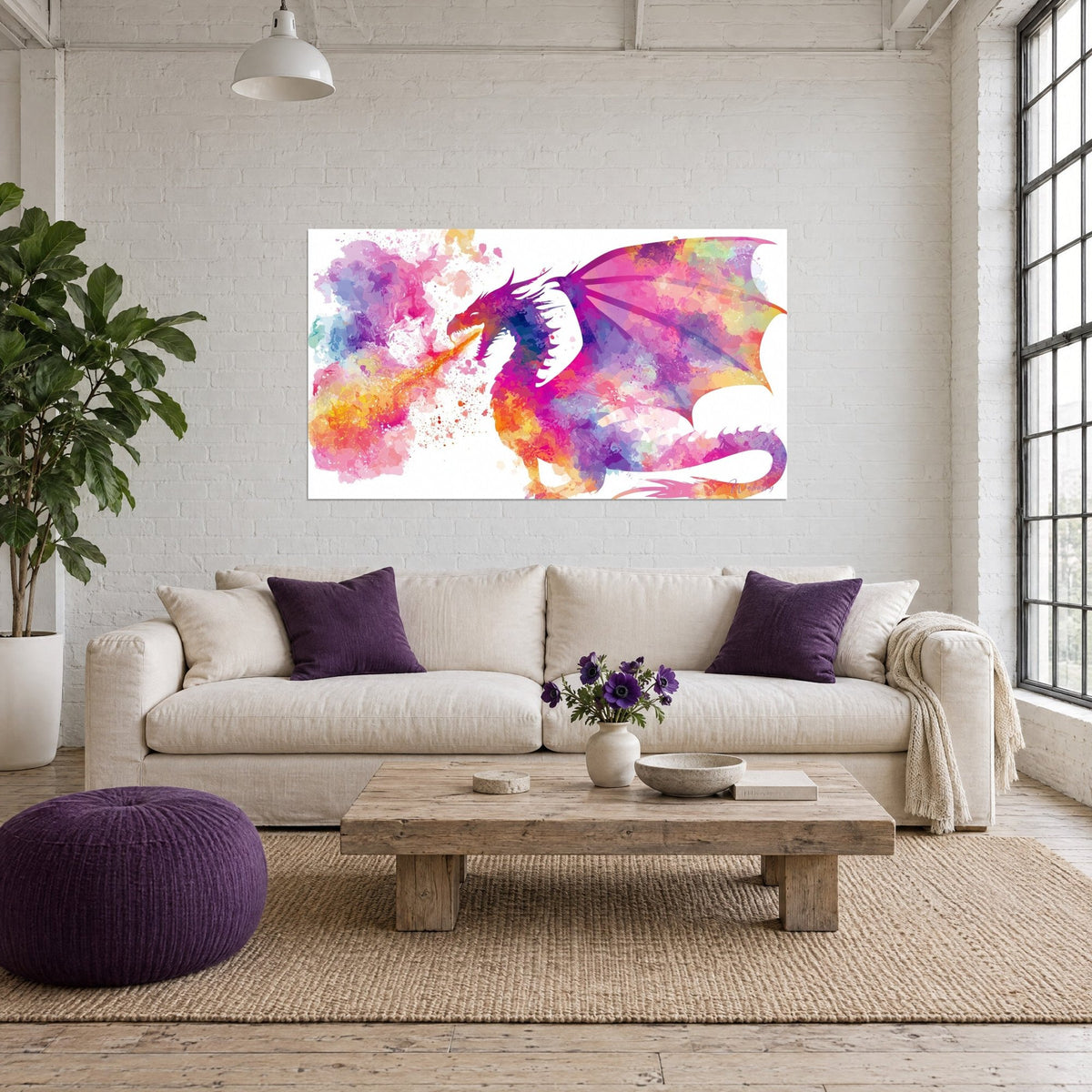 Tableau dragon cracheur de feu en aquarelle rose et violette, ailes déployées, au-dessus d'un canapé dans un salon lumineux