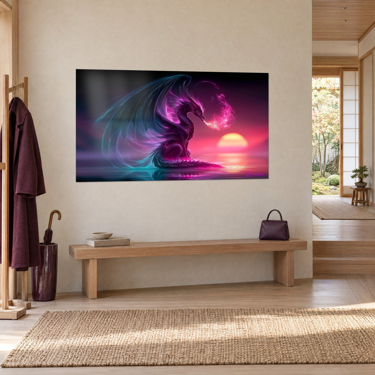 Tableau créature ailée magenta crachant des flammes roses devant un disque doré, vue de trois-quarts sur mur crème, entrée japandi
