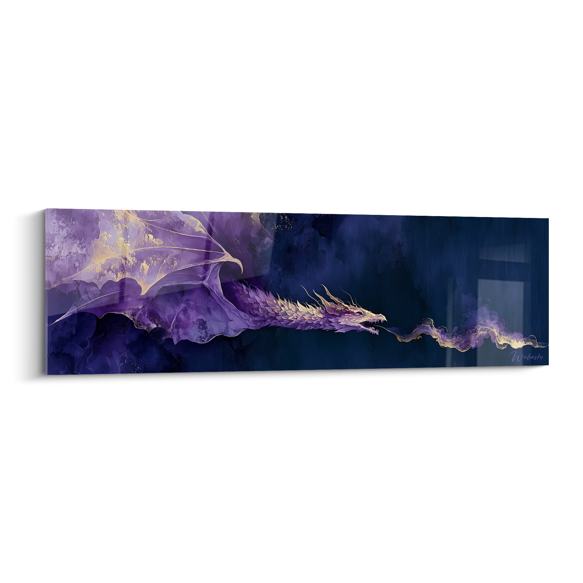 Dragon violet aux écailles dorées volant sur fond bleu nuit, souffle doré vaporeux