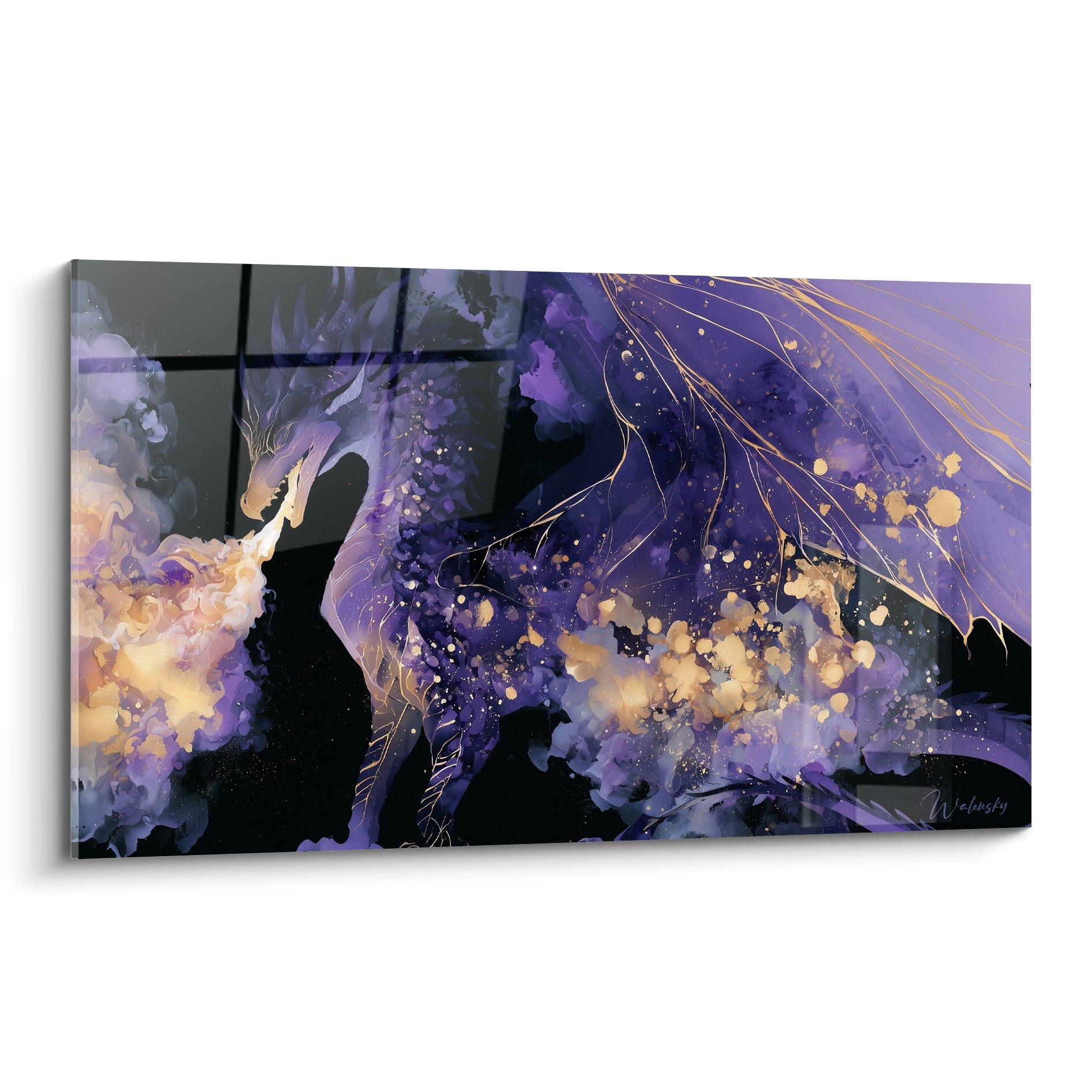 Dragon violet crachant des flammes dorées sur fond noir, style aquarelle mystique et détaillé