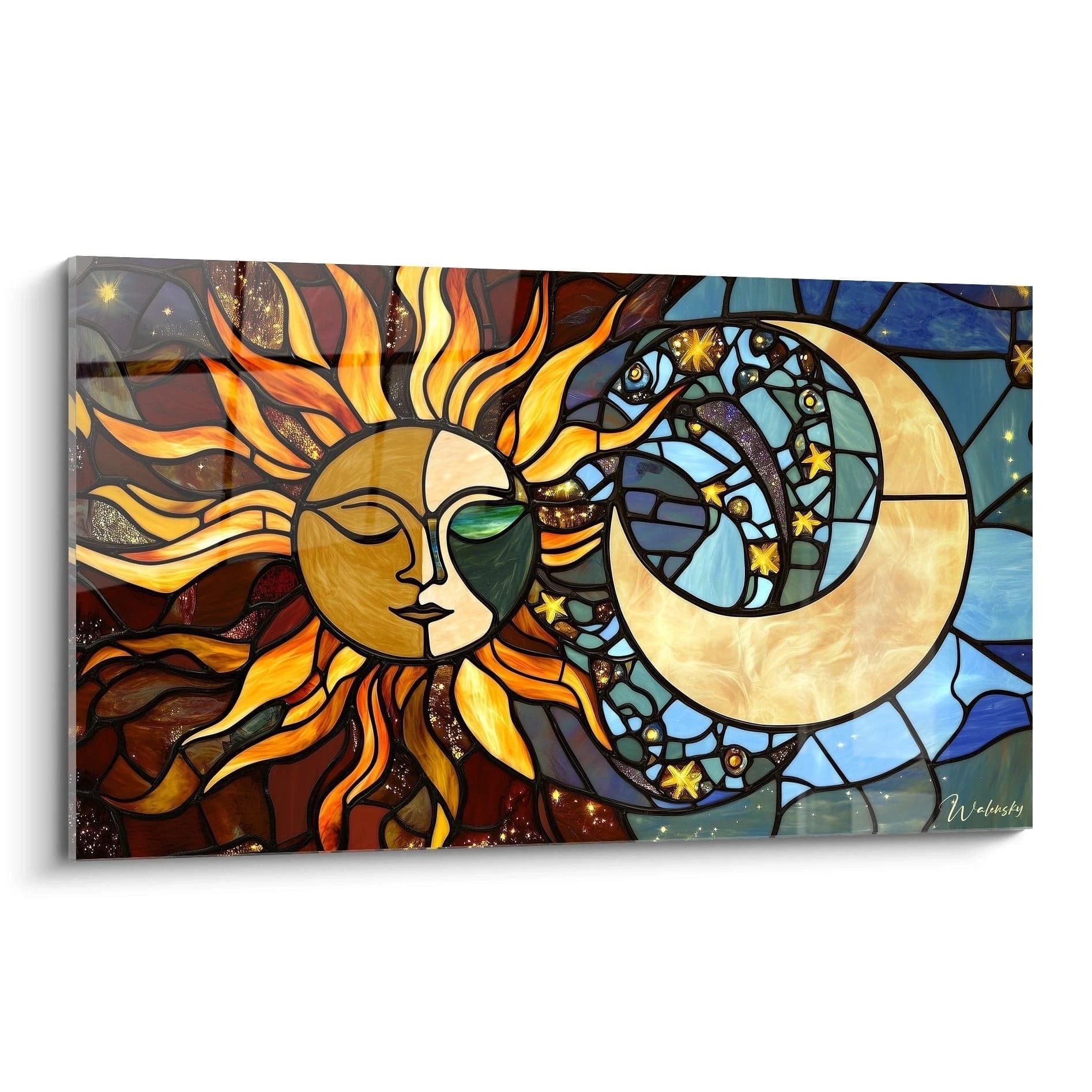 Un tableau vitraux représentant le soleil et la lune en symbiose, avec un visage doré du soleil aux rayons ondulants orangés, et un croissant de lune en tons crèmes, séparés par des lignes noires sur fond bleu parsemé d'étoiles dorées.
