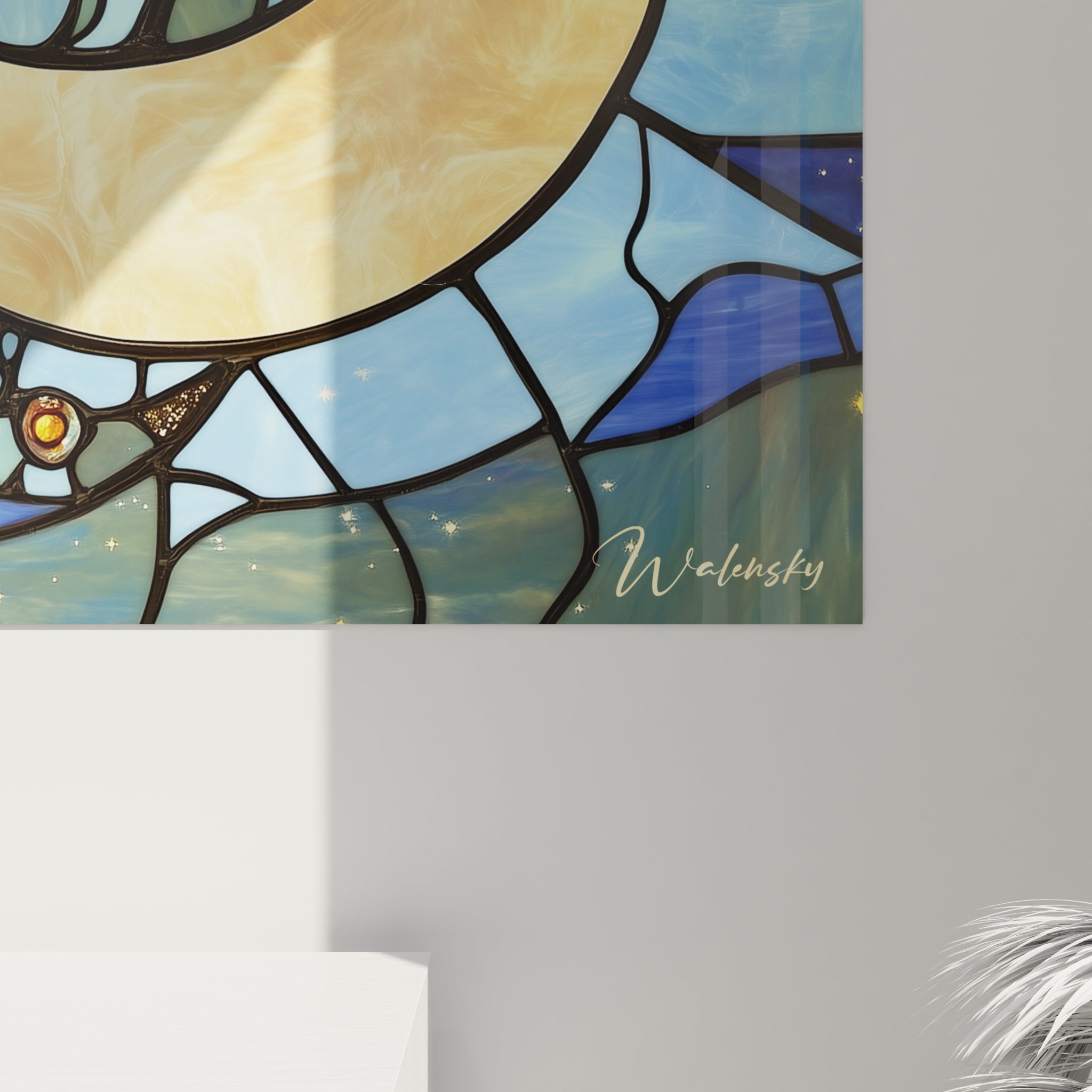Un tableau vitraux soleil-lune alliant teintes chaudes orangées et froides bleutées, structuré en sections délimitées comme un authentique vitrail, présentant le visage du soleil aux rayons flamboyants fusionnant avec un croissant lunaire constellé d'étoiles dorées.
