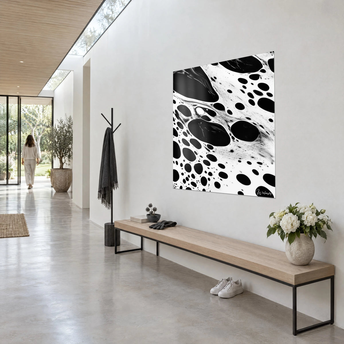 Quadro di cellule liquide nere e bianche in pizzo di bolle, parete chiara, panca in legno, mazzo bianco, corridoio vetrato