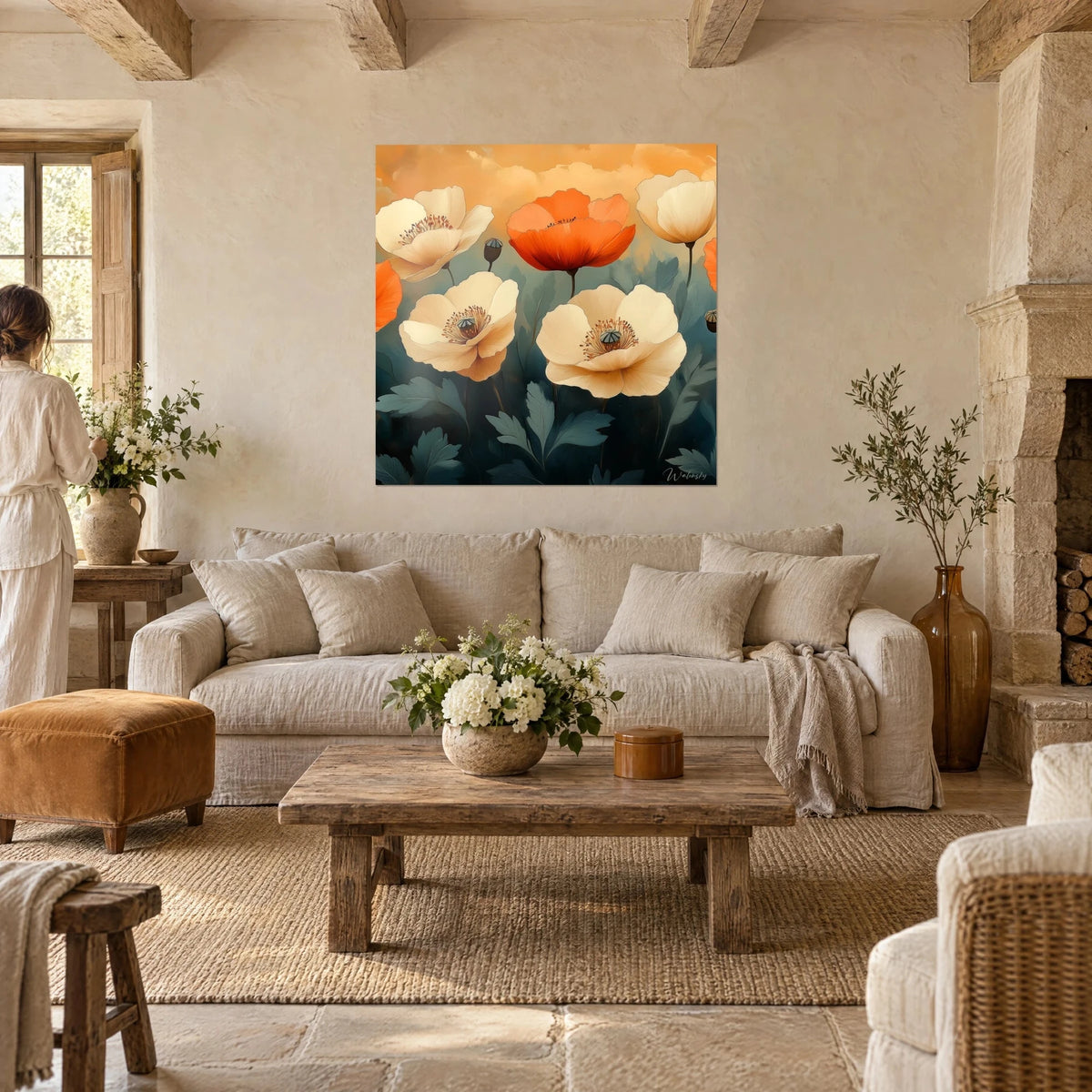 Cuadro de grandes amapolas crema con corola naranja vivo sobre fondo azul verdoso, encima de un sofá en un salón luminoso