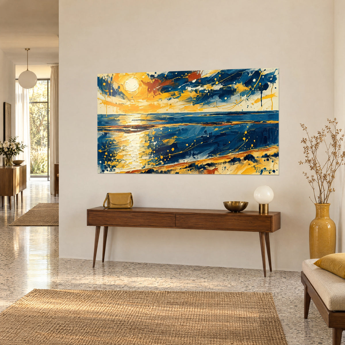 Tableau marée dorée, sillage de lumière ivoire sur l'eau indigo et ciel orangé, accroché en vue de trois-quarts, console en bois