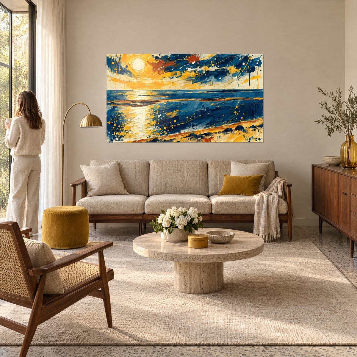 Tableau soleil blanc crémeux sur un estran bleu nuit et or, éclaboussures jaunes, au-dessus d'un canapé dans un salon lumineux