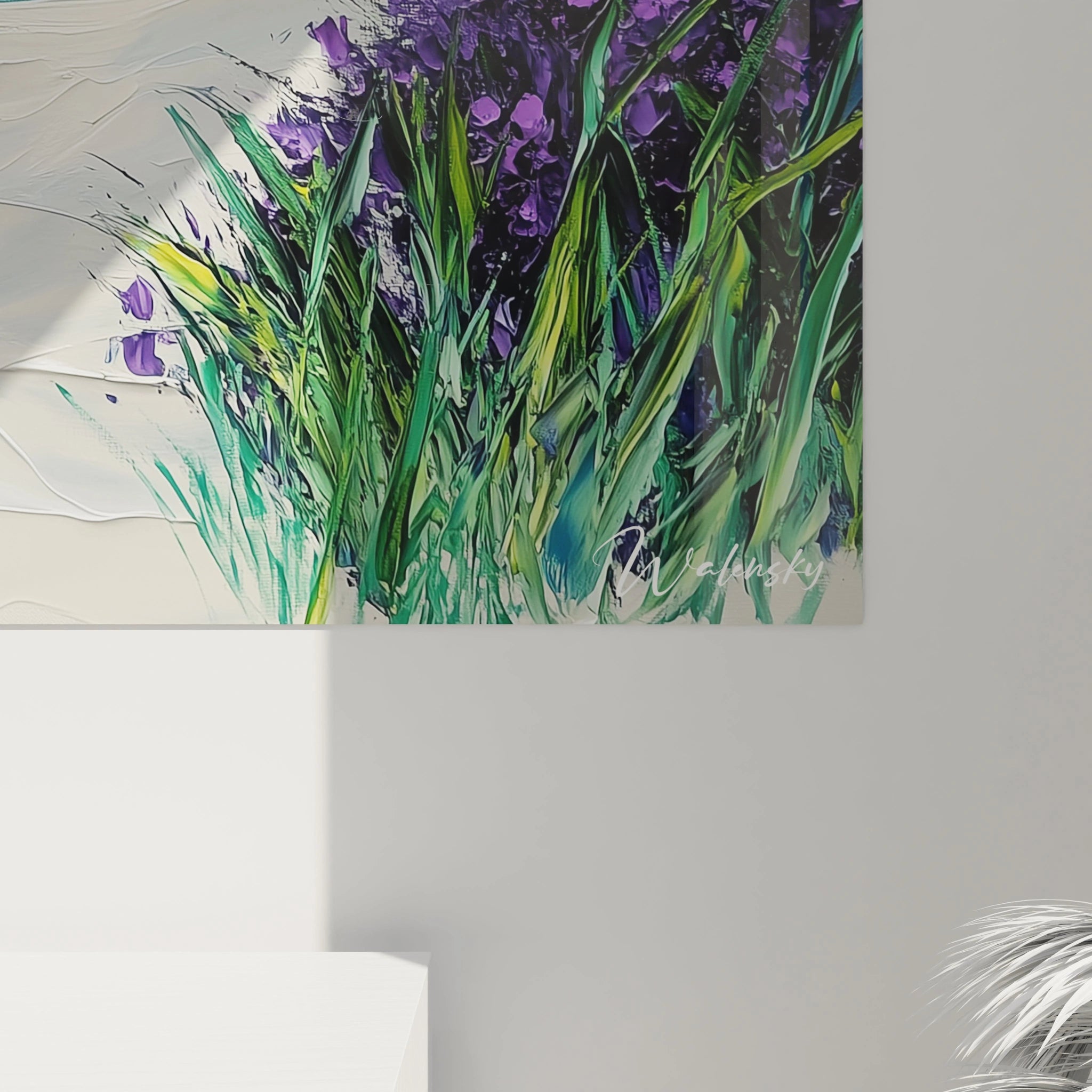 Œuvre lavande provençale présentant un chemin de plage beige entre des rangées florales violet intense, avec horizon maritime turquoise et silhouettes montagneuses bleues
