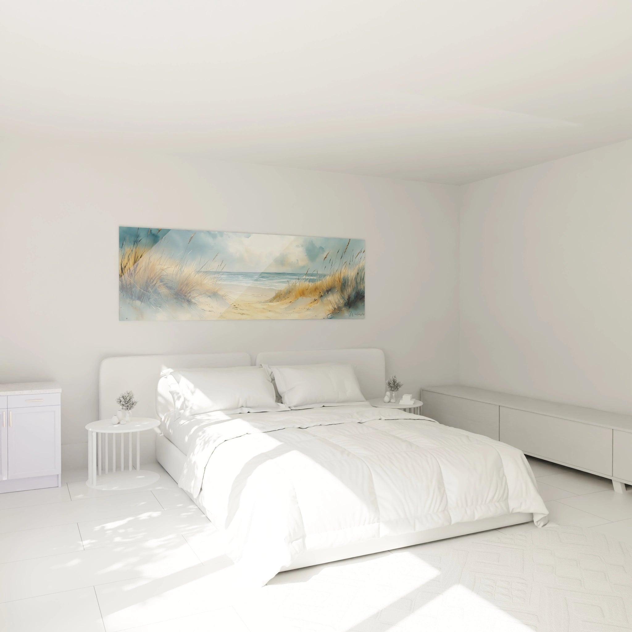Tableau plage panoramique illustrant des dunes de sable beige encadrées d'oyats dorés formant un sentier naturel vers l'océan aux vagues blanches écumeuses, sous un ciel azur partiellement voilé par des nuages diffus et lumineux.
