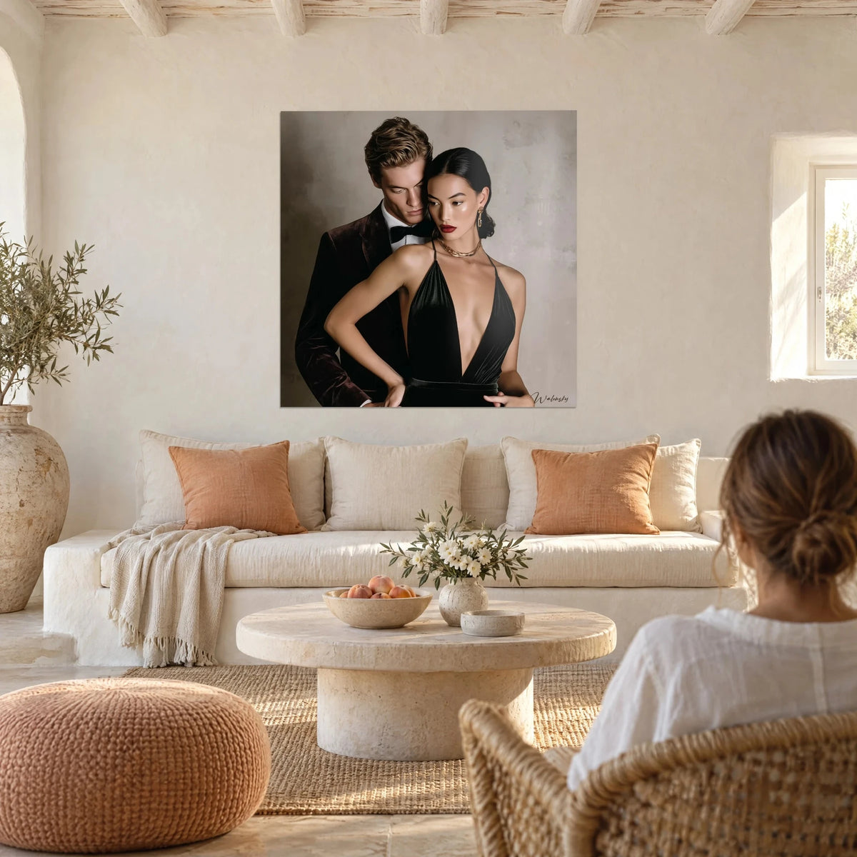 Tableau couple élégant en tenue de soirée, robe noire à décolleté plongeant, velours bordeaux, au-dessus d'un canapé dans un salon lumineux