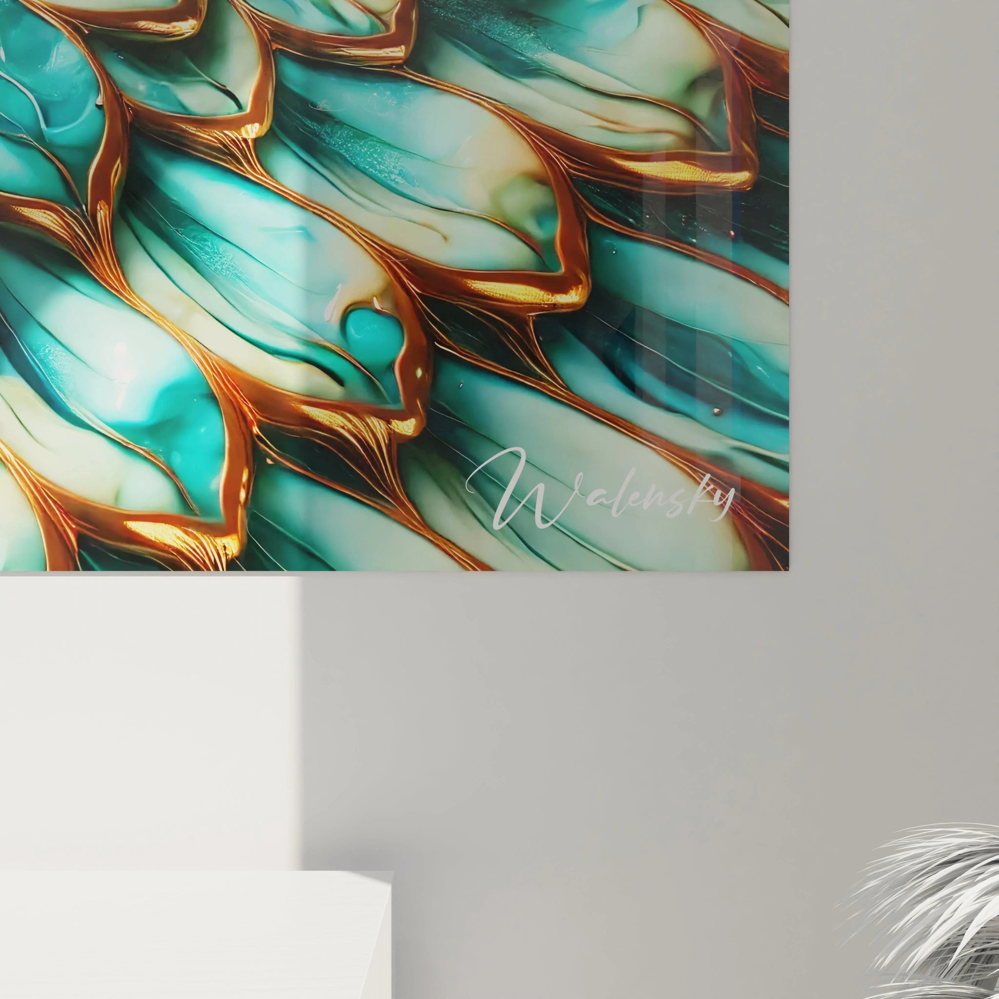 Les écailles du tableau style epoxy, avec leurs reflets dorés et turquoise, semblent presque en mouvement, créant une texture vive et fascinante qui capte la lumière et l'imaginaire.

