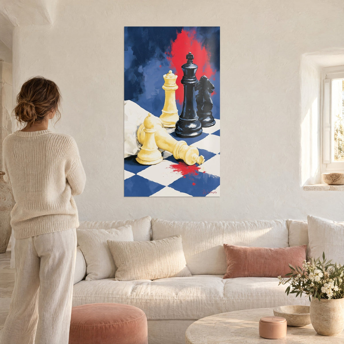 Tableau roi ivoire couché sur échiquier bleu, tache rouge vif, femme de dos, au-dessus d'un canapé dans un salon lumineux