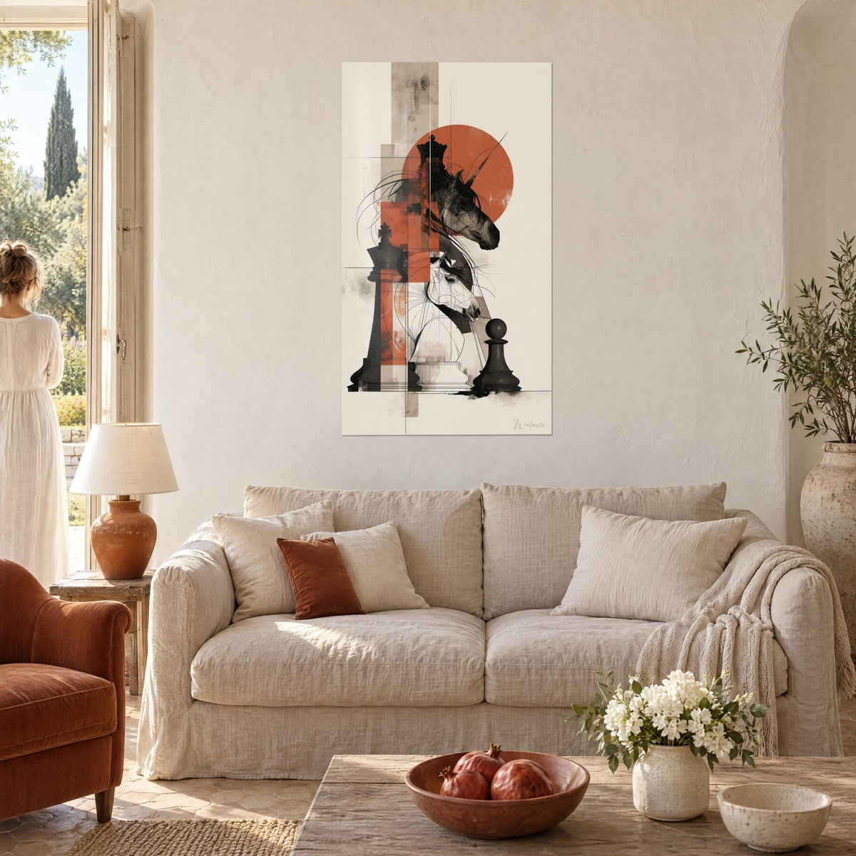 Gemälde Kopf eines schwarzen Einhorns vor rostorangefarbener Scheibe, dunkler Schachkönig und Bauer, zwei Silhouetten von hinten, über einem Sofa in einem hellen Wohnzimmer