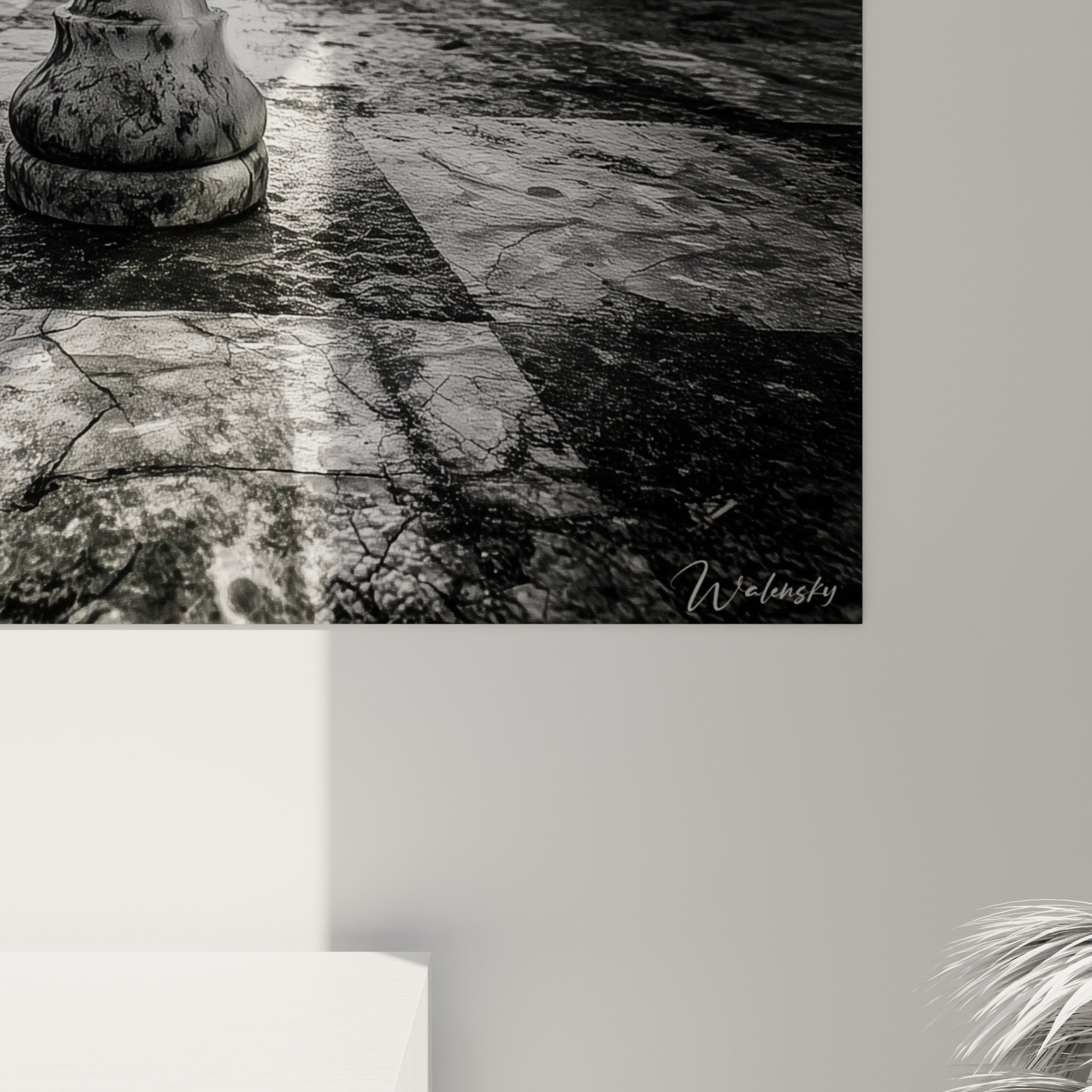Détail du marbre veiné gris et blanc de la reine, texture minérale et contraste lumineux intense