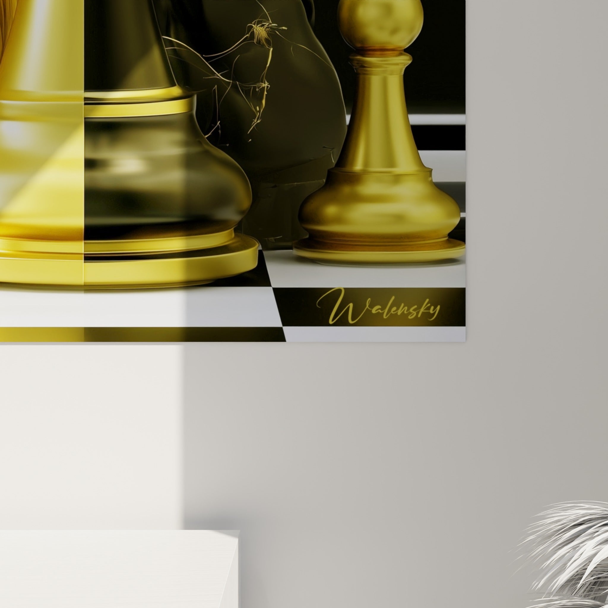 Mèches dorées ondulantes et texture de pierre anthracite se rejoignant en un grain saisissant sur l'œuvre accrochée