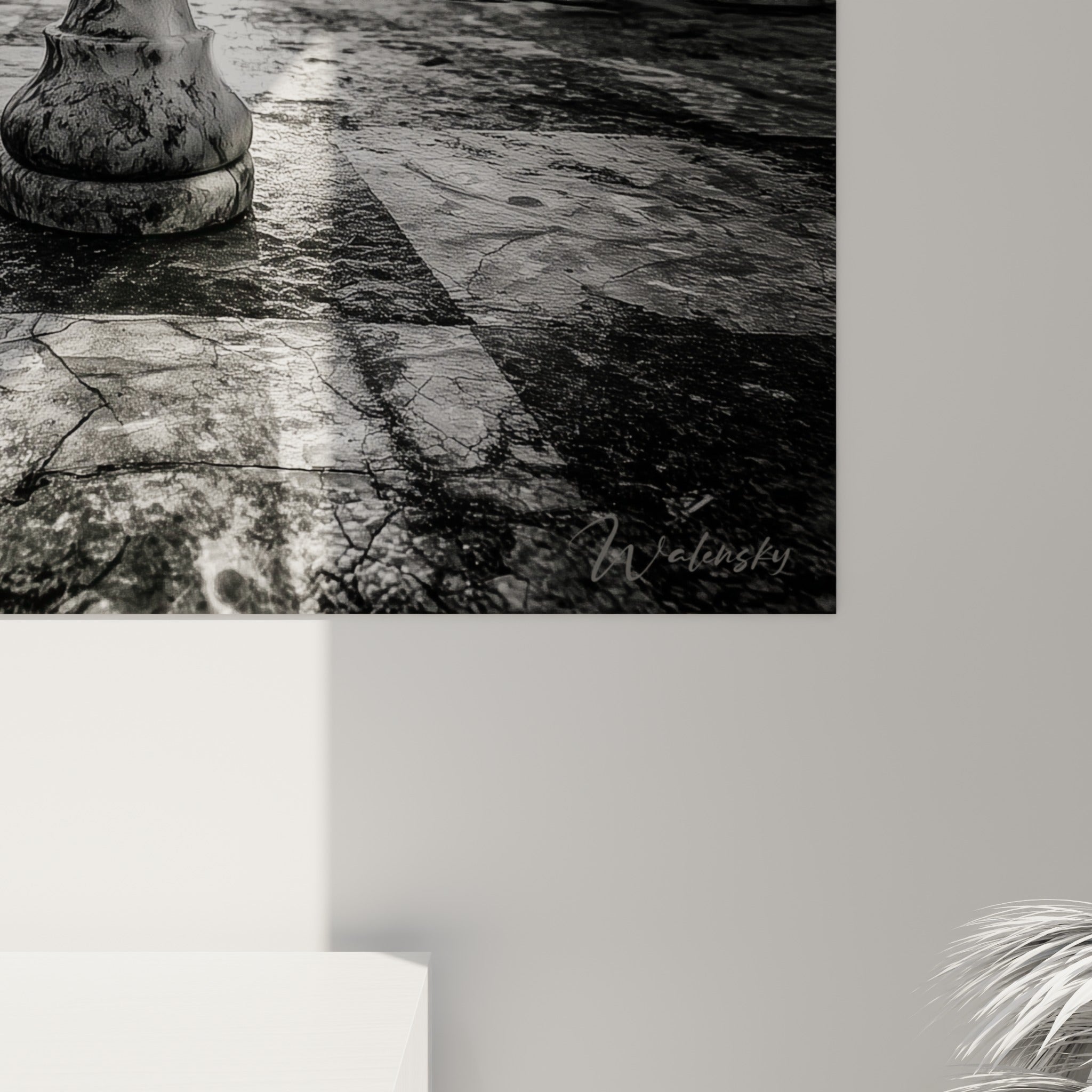 Détail des nuages texturés et du grain argenté sur ce tableau échecs en noir et blanc