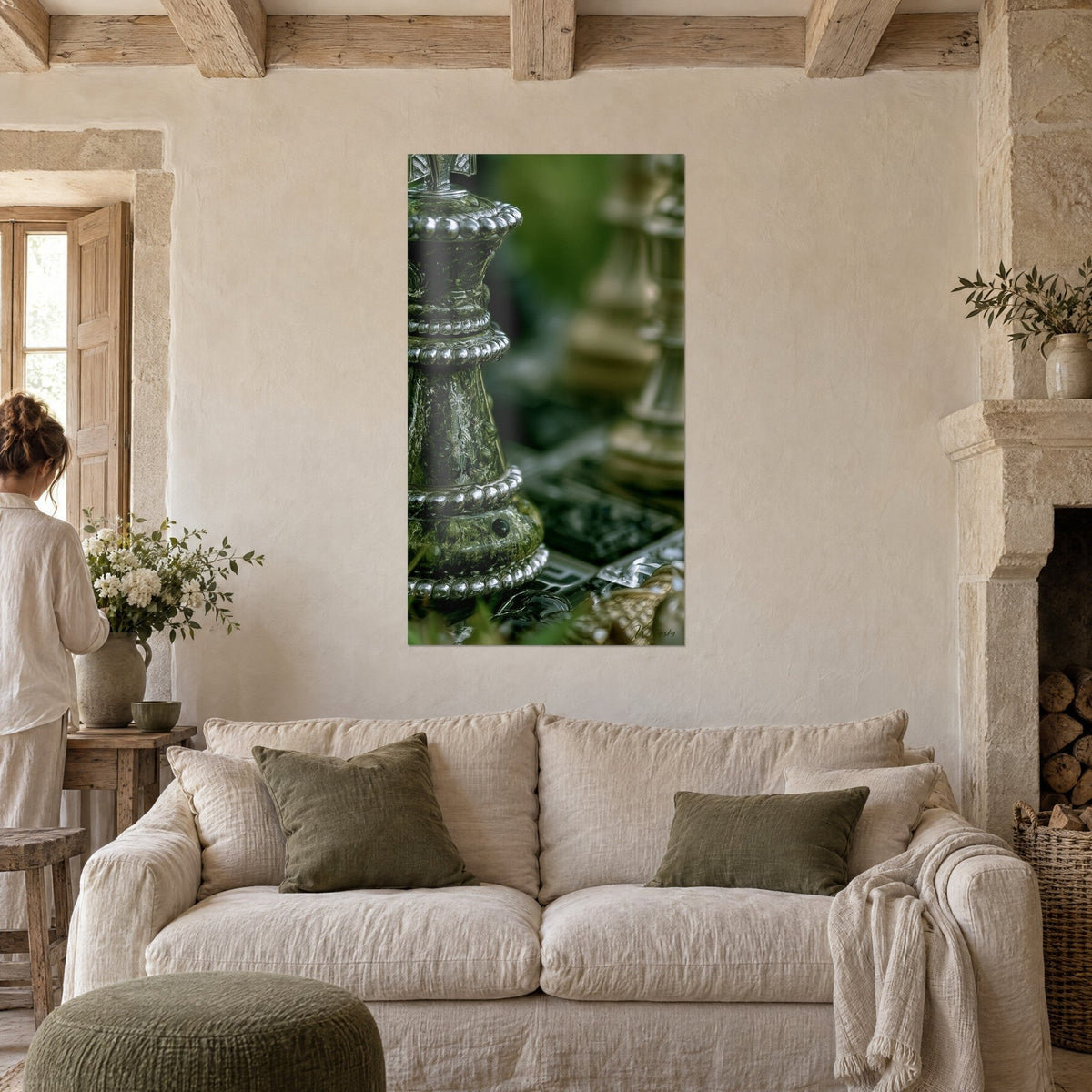 Schilderij Close-up van een zilveren schaakkoning, gegraveerde parels en groene reflecties, bekeken door twee bezoekers, boven een bank in een lichte woonkamer