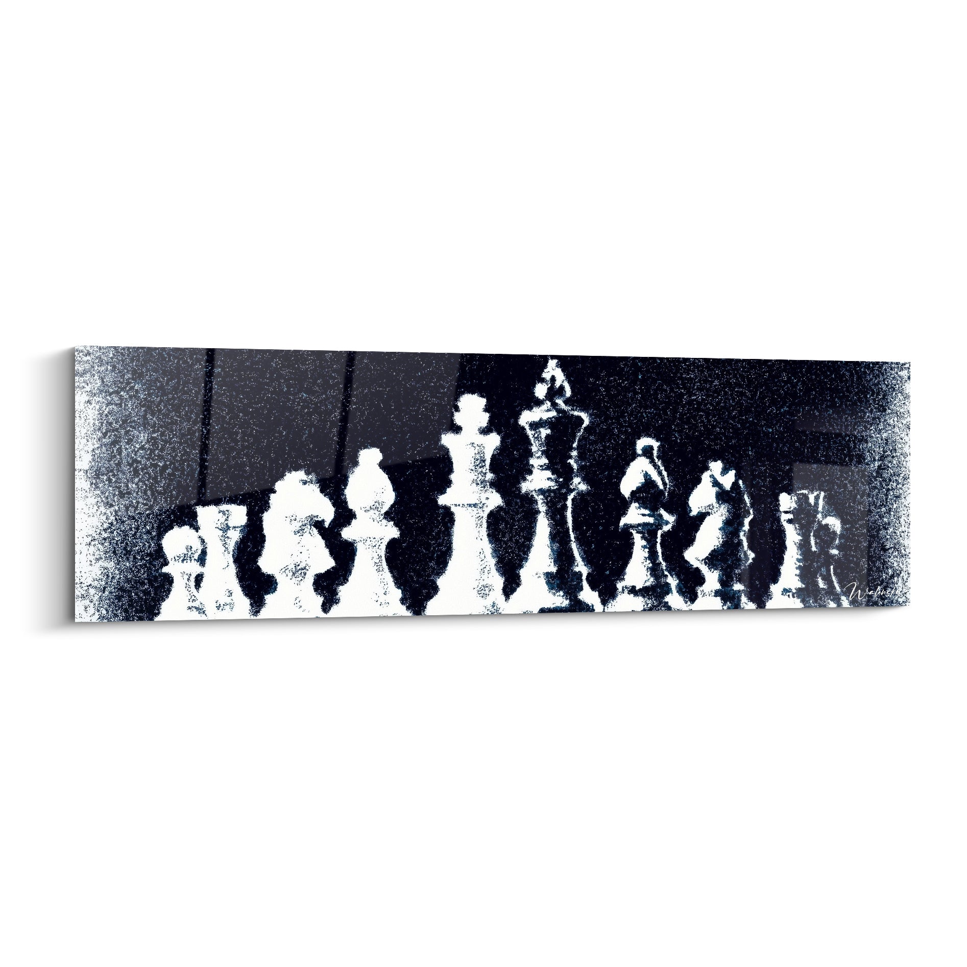 Pièces d'échecs blanches alignées sur fond bleu marine granuleux, style photographique contrasté