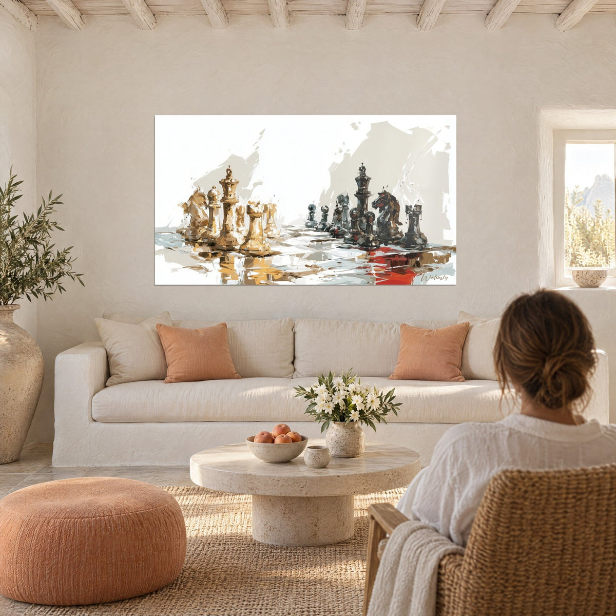 Gemälde goldene Schachfiguren gegenüber anthrazitfarbenen Bauern, roter Spritzer am Boden, über einem Sofa in einem hellen Wohnzimmer