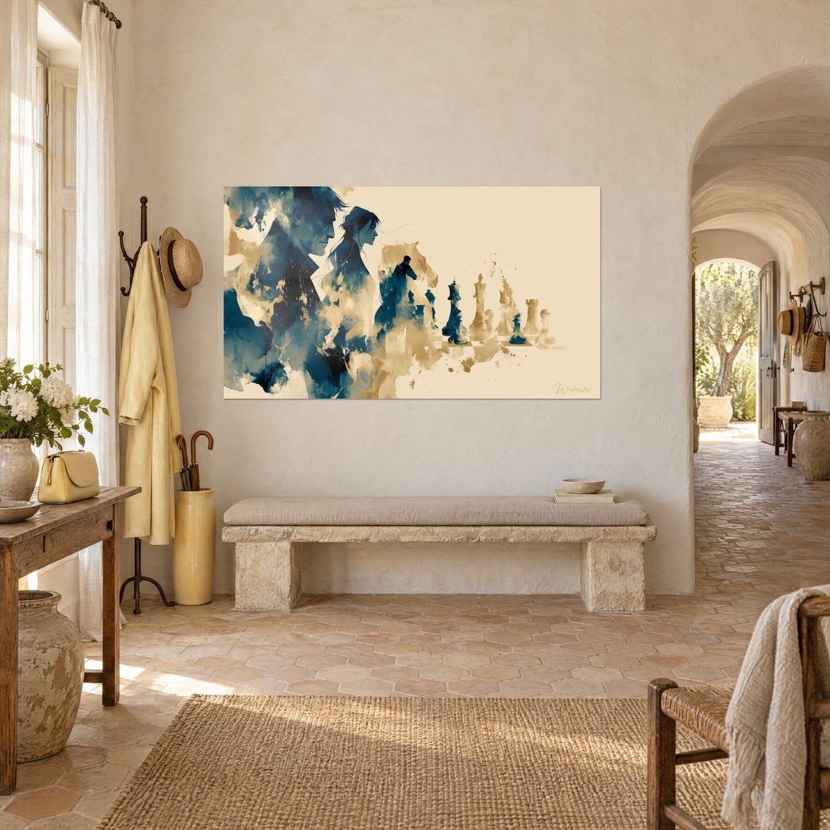 Quadro silhouette di scacchi ad acquerello blu notte e sabbia, volti sfumati e pezzi allineati in un casale provenzale