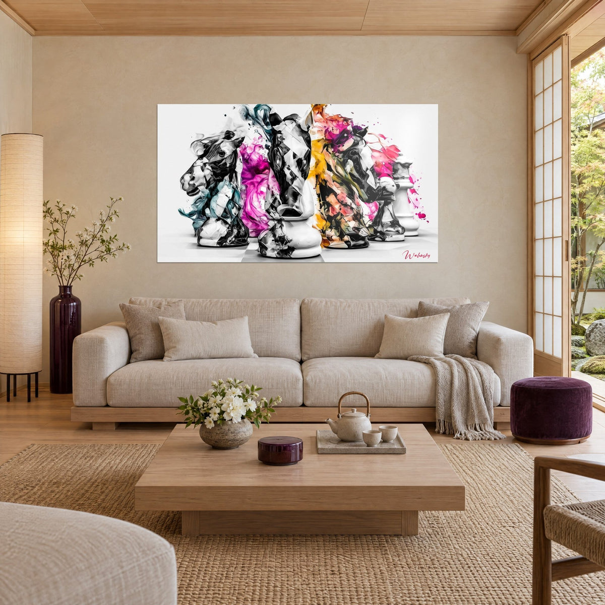 Quadro cavalli degli scacchi schizzati di rosa fucsia e oro, sfondo bianco, sopra un divano in un soggiorno luminoso