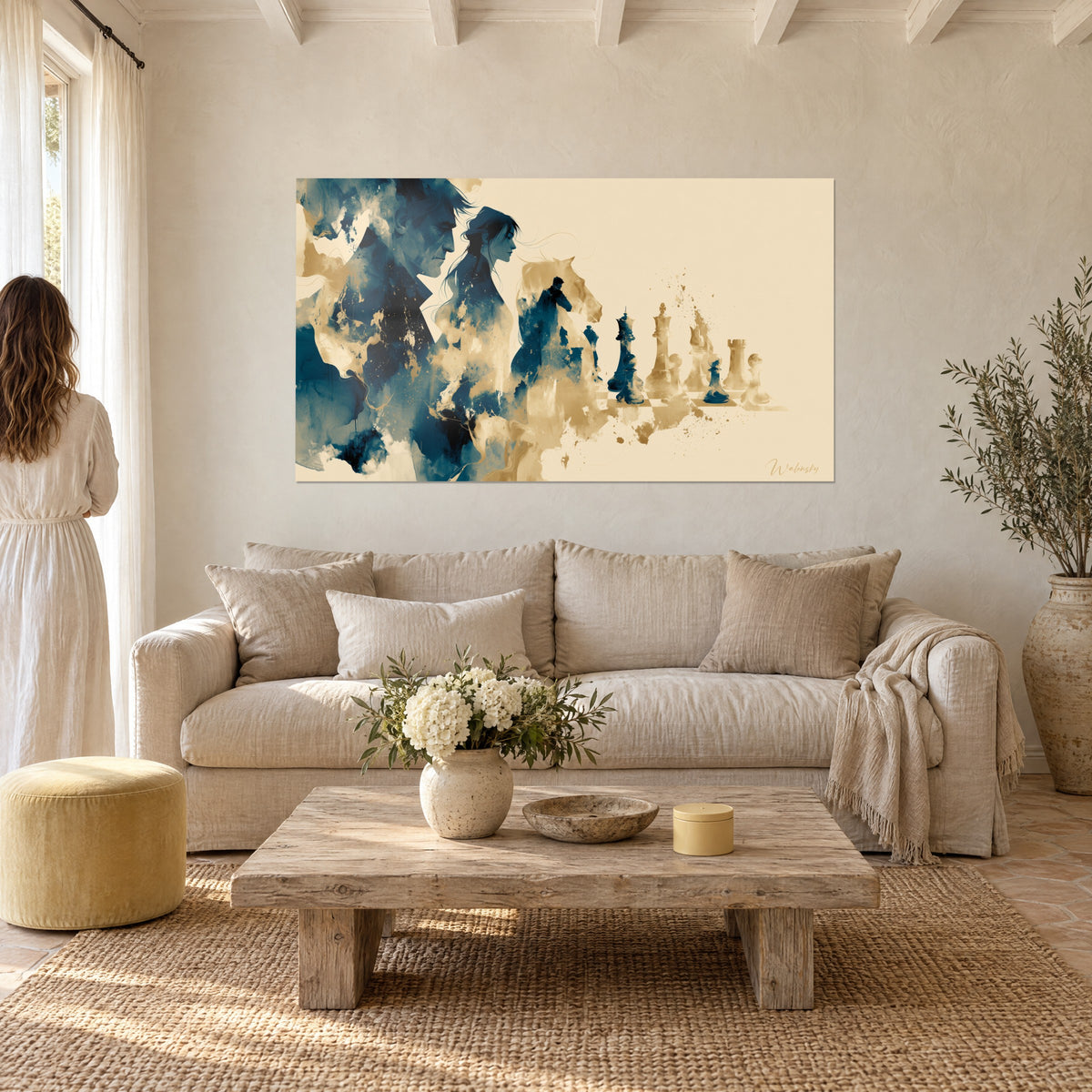 Quadro profili sovrapposti blu navy e beige, giocatori spettrali davanti a una scacchiera, sopra un divano in un soggiorno luminoso