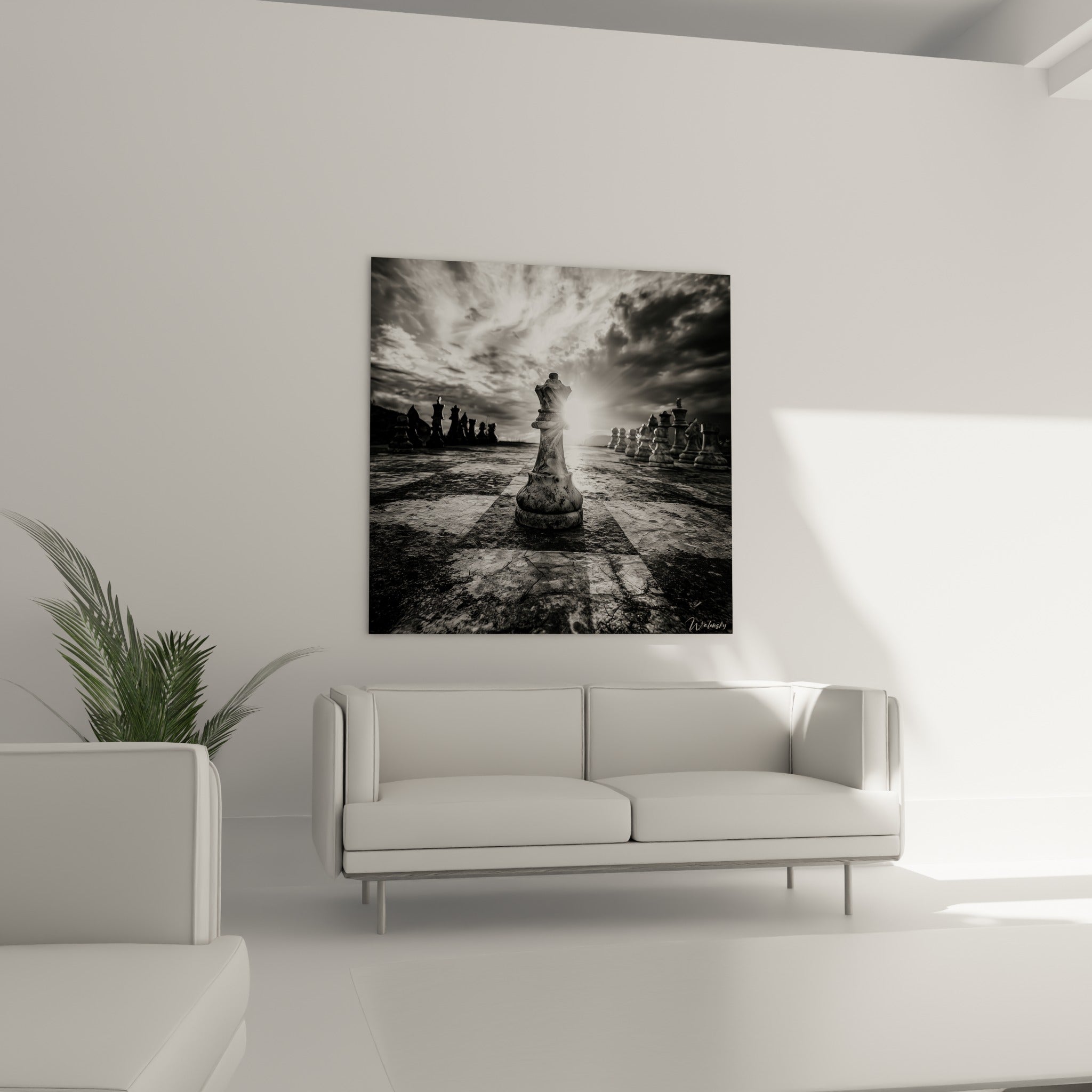 Souveraine de l'échiquier sculptée en marbre blanc et anthracite, au-dessus d'un canapé dans un salon lumineux