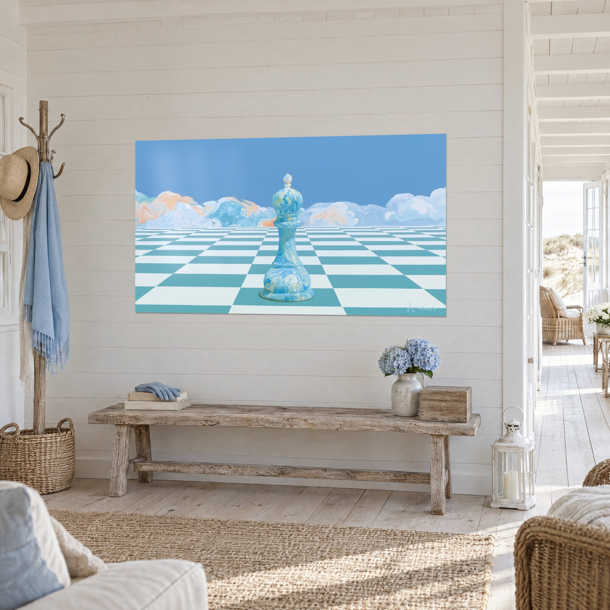 Quadro alfiere degli scacchi con volute azzurre e crema eretto su una scacchiera turchese, cielo blu reale, di fronte a una panca di legno chiaro