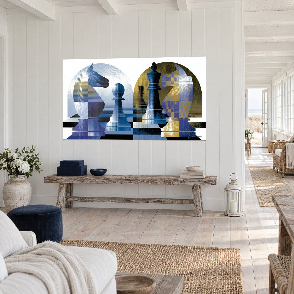 Schilderij zwarte koning en pionnen in indigo- en goudverlopen, driekwart zicht op een console van ruw hout, lichte gang naar de zee