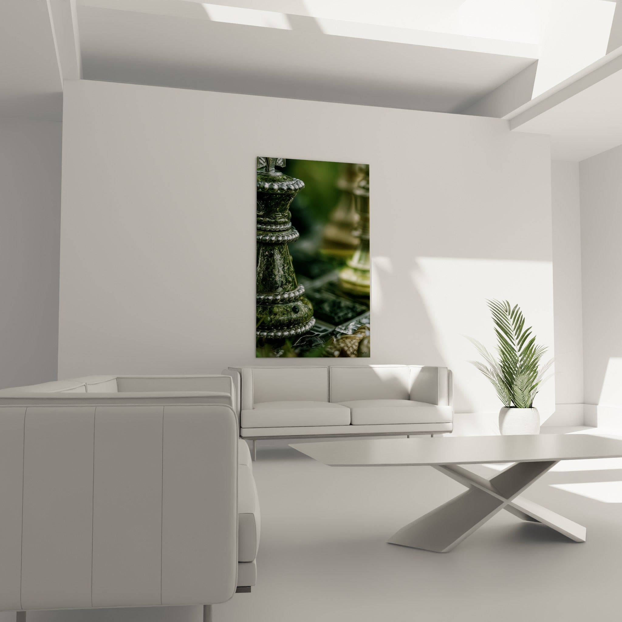Roi d'échecs sculpté vert olive et argenté au-dessus d'un canapé dans un salon lumineux