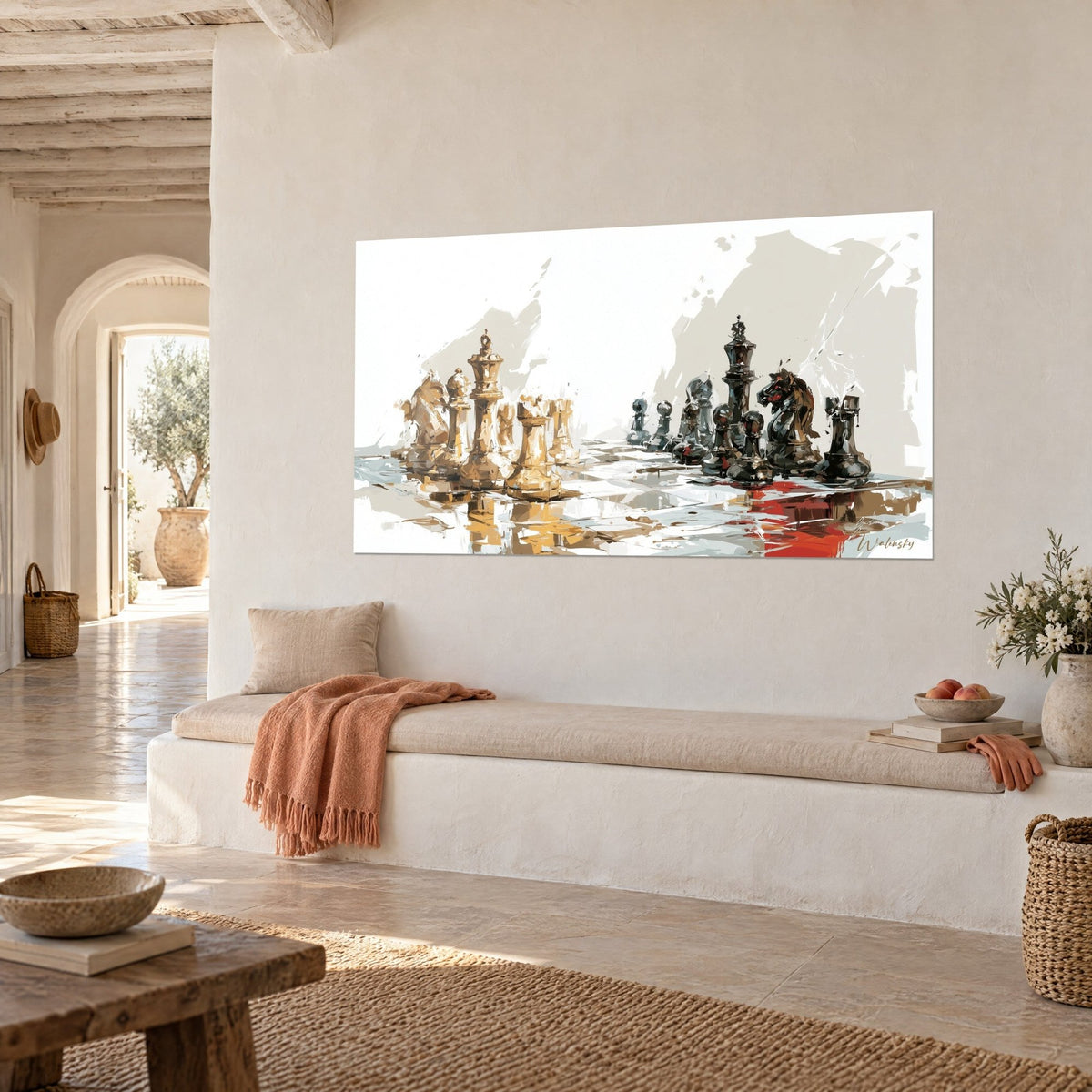 Gemälde Schachduell, ockerfarbene Dame und schwarzer Springer auf cremefarbenem Schachbrett, an der weißen Wand eines mediterranen Hauses