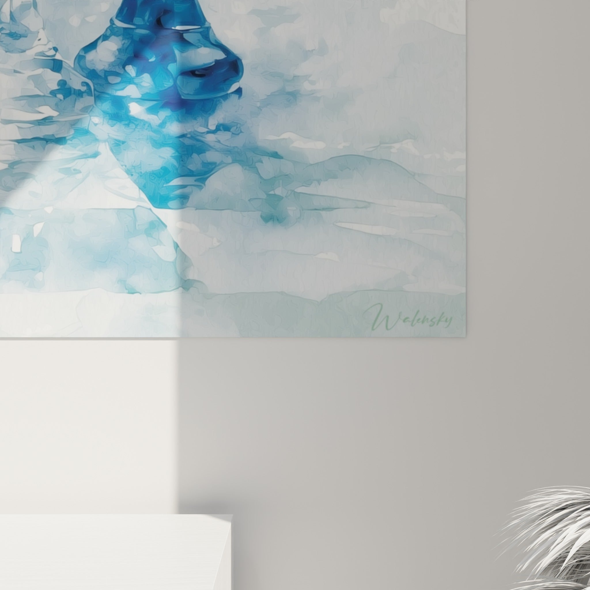 Empâtements bleu marine et coulures vert sauge visibles sur la toile d'échecs accrochée au mur