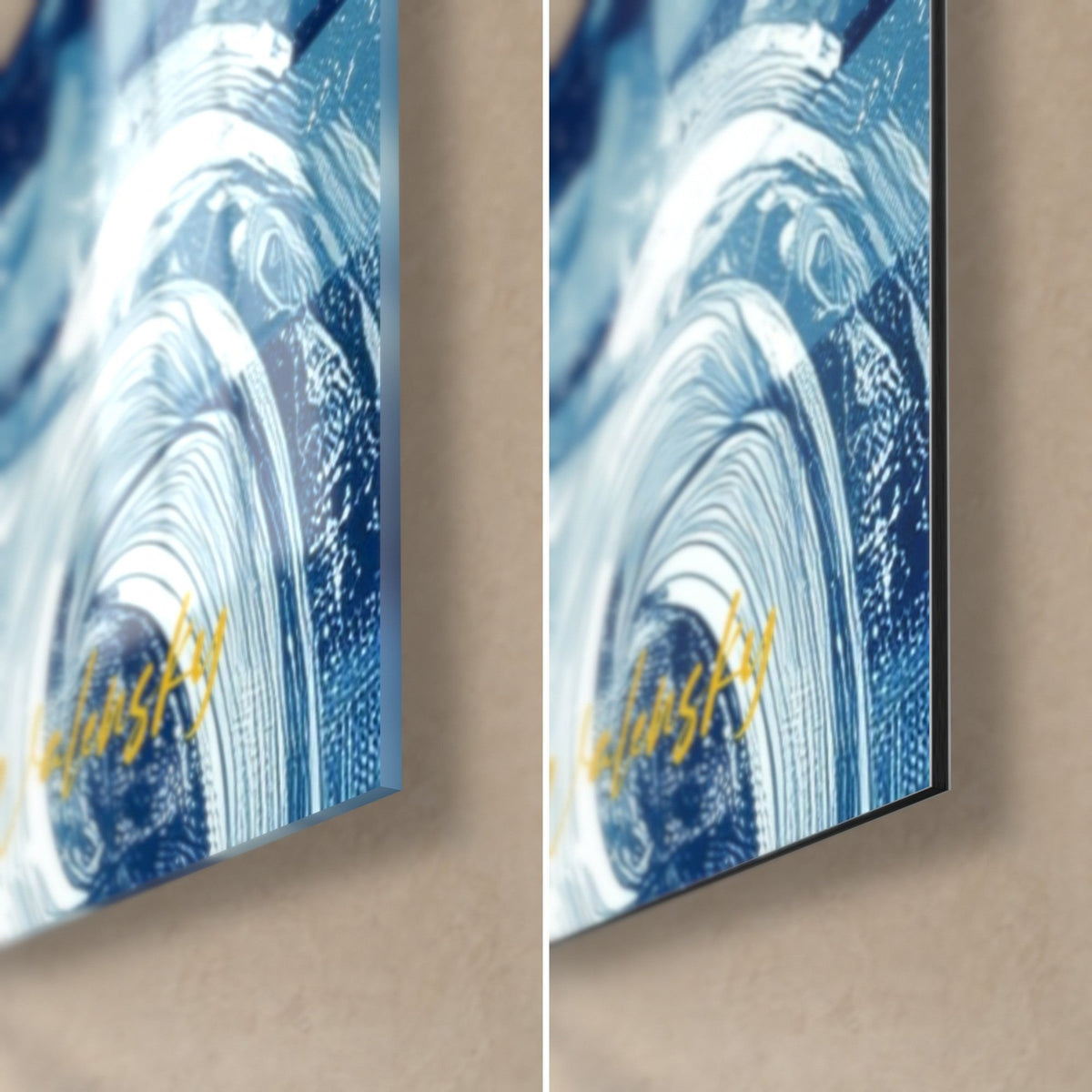 Quadro cavallo degli scacchi in blu e giallo, angolo in basso a destra: spirale bianca, firma dorata, vetro lucido a sinistra, Dibond opaco a destra